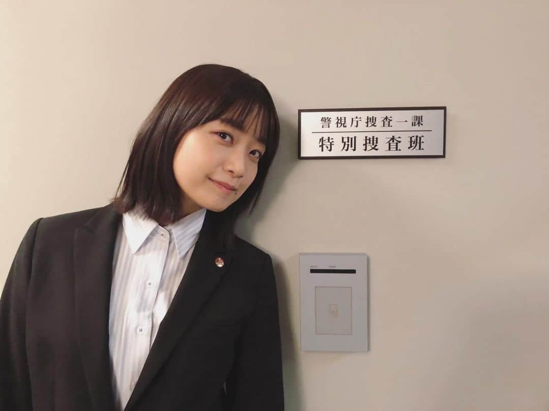 深川麻衣 のインスタグラム：「今日は水曜日。 と、言うことは……？ 特捜9の日ですー✨🏃‍♀️ 今夜放送の第10話では、由真の過去も少し明らかに。 今日は寒いのでぜひお家でぬくぬく 暖かくして見てください☺︎」