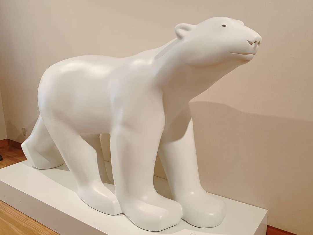松下萌子のインスタグラム：「つるつるって、可愛いよね🧸 やっぱり動物が好きだ❣️❣️ #フランソワポンポン #山形県立美術館  最近は、彫刻研究中👓 色んなことに興味がある今日このごろ👑」