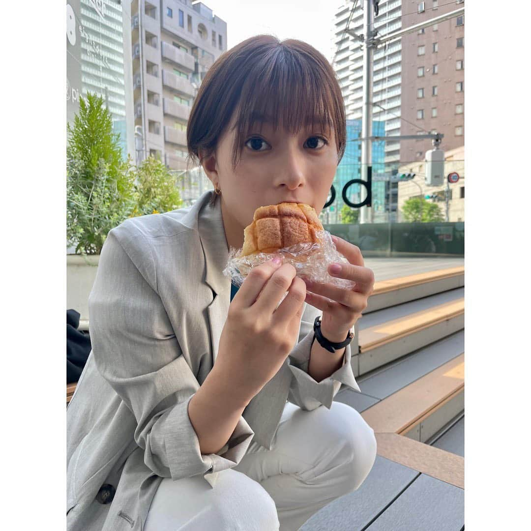 芳根京子のインスタグラム：「この前メロンパン作ってみたら それなりの感じでメロンパンだった🍈  #芳根京子を置いておきます  #オールドルーキー #撮影中  #ラップに包まれたメロンパン #私の朝ごはん」