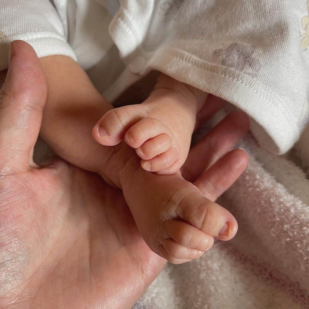 のインスタグラム：「.  2022.6.2  pm 16：28 3064g  baby girl.  Just born👼🏻🤍  名前はLuna "ルナ" ちゃんです🌈  母子共に健康でこの上ない幸せ🙏🏻✨  これから皆んなで 沢山思い出作って行こうね👨‍👩‍👧‍👧🐕‍🦺🦮  応援メッセージ下さった皆さん ありがとうございました🫶💕」