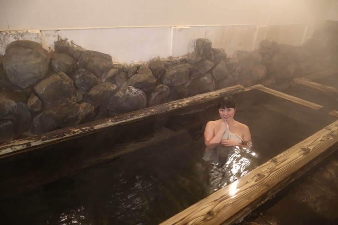 しずかちゃんのインスタグラム：「立ち湯と寝湯ができる斬新な深い浴槽 #温泉 #温泉旅行 #温泉女子 #混浴 #japanesegirl #japan #onsen #horsprings #mixbath #bathtime  #混浴巡り #熱め #温泉巡り #湯巡り #湯活 #温活 #温泉旅行 #秋田旅行 #湯活のススメ #入浴  #秋田県 #秋ノ宮温泉郷 #鷹の湯温泉 #立ち湯 #温泉好きな人と繋がりたい #出会い #温泉モデル #しずかちゃん #温泉しずかちゃん #癒しの時間」