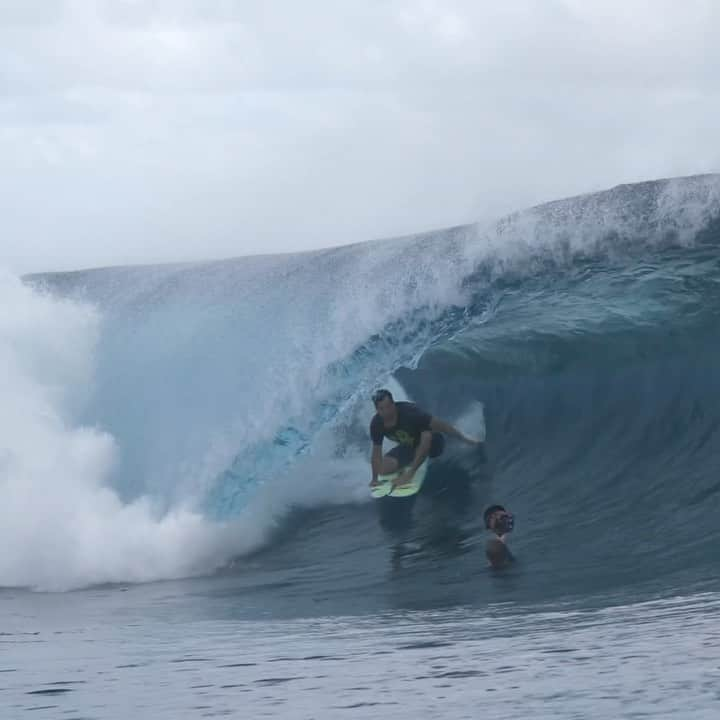 ミシェル・ボレーズのインスタグラム：「It’s good to be back !  I’ve been watching everyone charging on the last swells and now I’m finally back to the place I love the most . Teahupoo is a piece of heaven . Let’s keep it that way for the future generations 🤙🏼 @firewiresurfboards  @tokorosurfboards  6’1 19 1/8 2 5/16 📷 @surfingfrance」