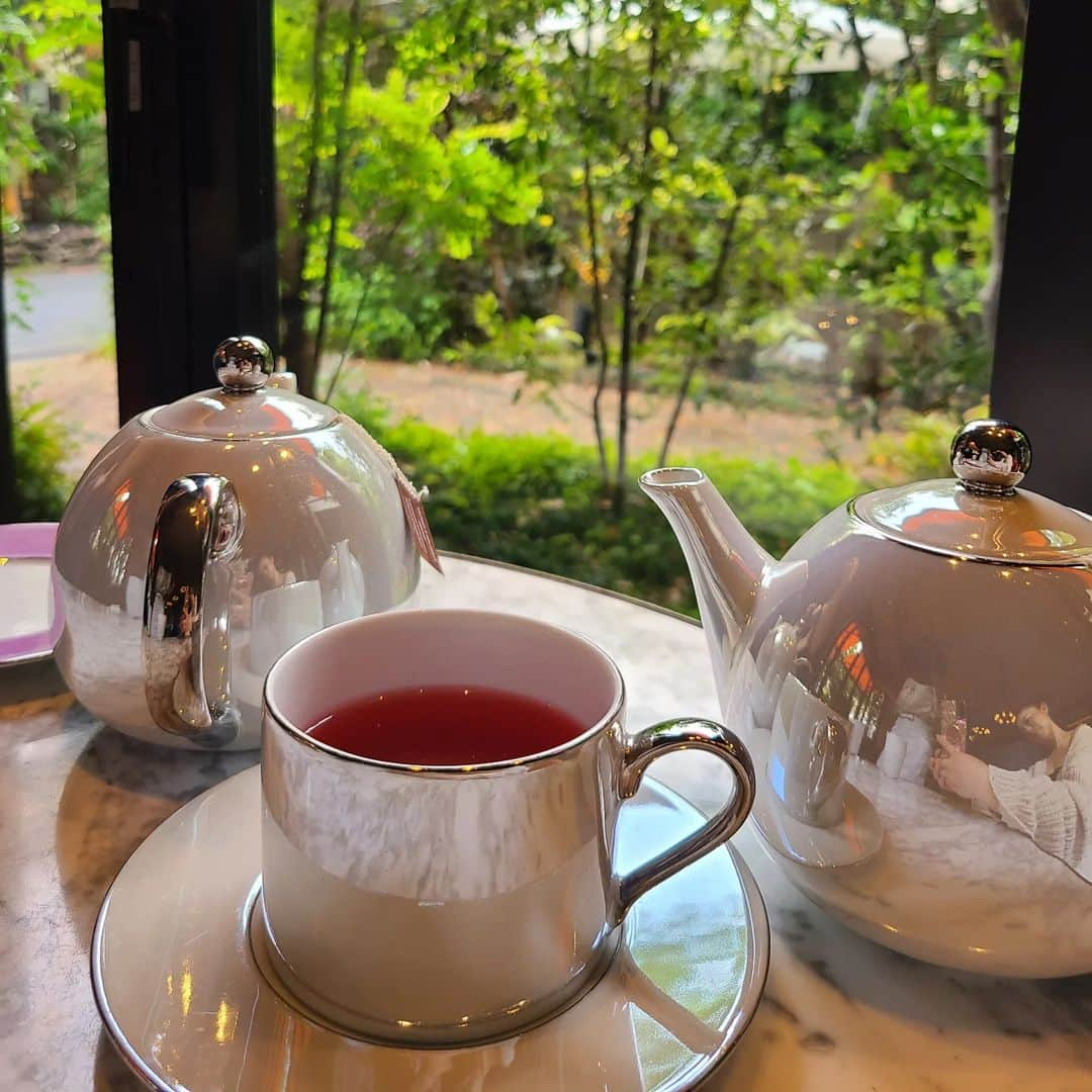 桐嶋りのさんのインスタグラム写真 - (桐嶋りのInstagram)「. . Tea time☕💕 . . ポットに 一生懸命写真を撮ってる 姿が写ってる😂 . .」6月8日 16時04分 - rino_kirishima