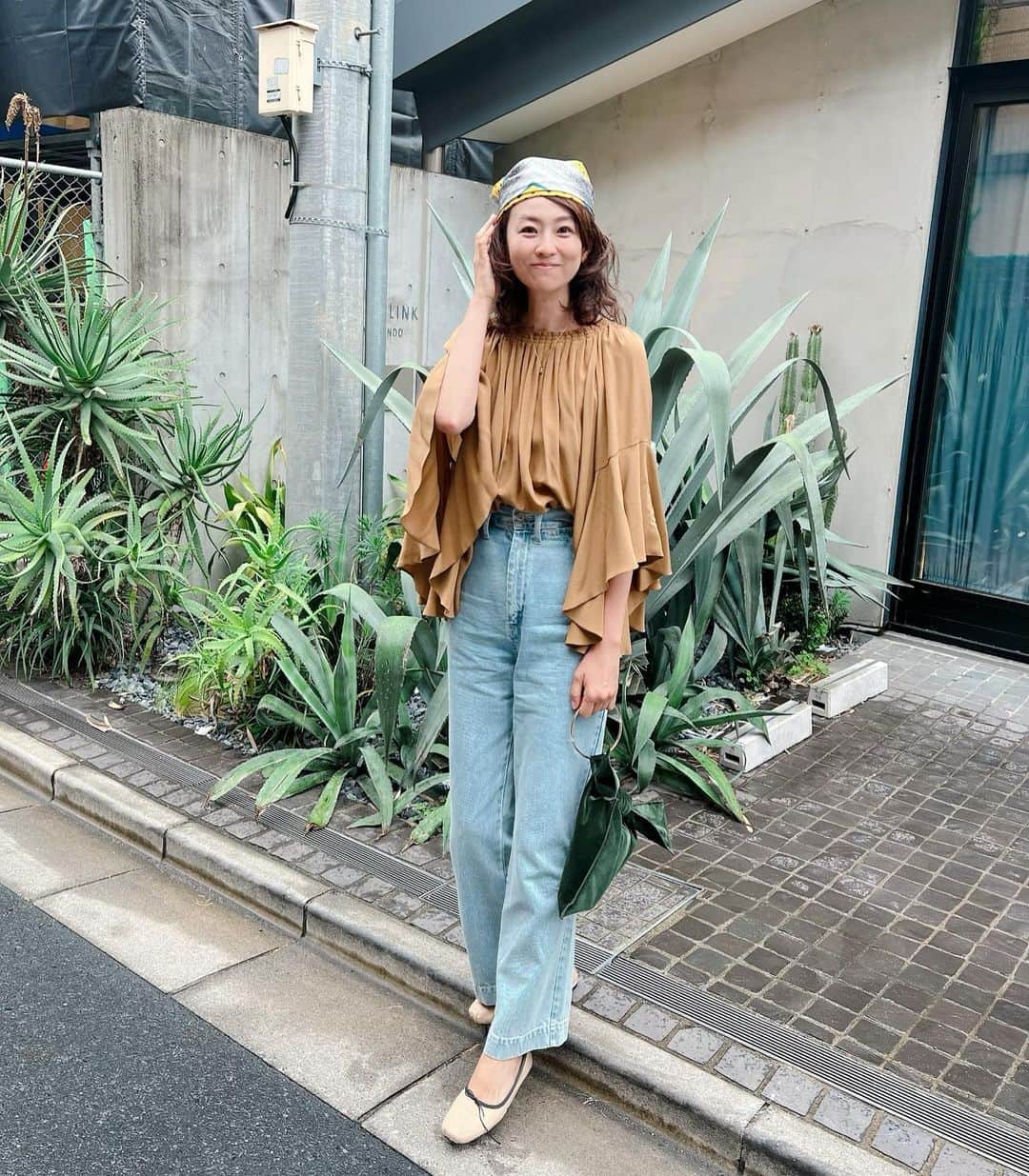 五明祐子さんのインスタグラム写真 - (五明祐子Instagram)「ランチ🍽に出かけた日の。  ブラウスはすごーく前の😅　@jandmdavidson  確か雑誌HERSのデニム特集ページで着たのをお買い取りしたものです。  #コーディネート#都会の#ランチ  大好きなパリジェンヌのチャコさん　@suzukichako プロデュース　@lereth__paris のバッグ💚 うしろのグリーンとちょっとかぶっちゃう場所に立っちゃってたの😂ですが、とてもお気に入りです✨」6月8日 16時53分 - gomyoyuko