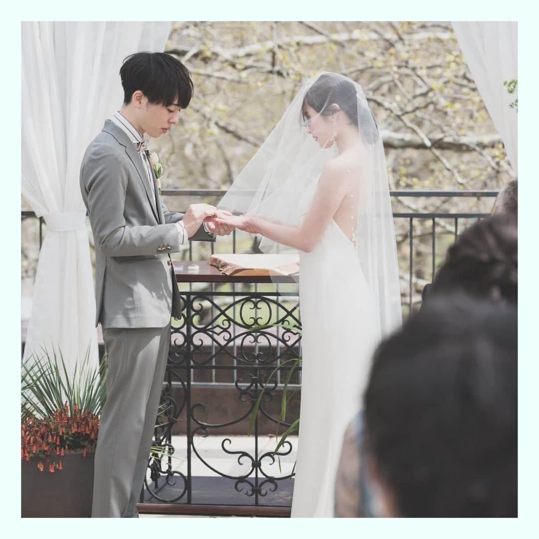 Wedding Park 公式さんのインスタグラム写真 - (Wedding Park 公式Instagram)「👑2022年5月のベストハナレポ💐  こんばんは！ウエディングパークのハナレポ編集部です💁‍♀️  2022年5月の #ベストハナレポ は  @n_y_wed  さんです✨  おめでとうございます！🎉  ハナレポのタイトルは『アットホームで笑顔溢れる時間に』。  『私たちの結婚式のテーマは 家族や友人に感謝の気持ちを伝えることでした。 普通の結婚式だとお色直しで みんなと離れる時間があったり、 せっかく来てくれたゲストの方と 楽しく話す時間もない… 参列した経験からそんなイメージを持ってました。  自分たちの大切な家族や友人が 一気に集まる機会なんて 人生で数えるほどなんだからたくさん話せて 距離が近い方がいい。  私たち夫婦はアットホームで距離の近い結婚式を テーマに準備しました🥰』  そんなおふたりの想いが詰まった結婚式の魅力を、 紹介させていただいています❤︎ ぜひ見てみてください👰 https://www.weddingpark.net/magazine/8971/ ※もしくは「ウエディングパークマガジン」でGoogle検索！  ーーーーーー  💡この結婚式場を詳しく 日比谷パレス（東京都） https://s.weddingpark.net/00000e17/  💐この結婚式を詳しく 式場決定の決め手から、 準備の実例までまるごとチェック✍ ▽ @n_y_wed さまのハナレポ！ https://s.weddingpark.net/hanarepo/11887/  ーーーーーー #ベストハナレポ にエントリーしよう👑  @weddingpark をフォロー ＋#ベストハナレポ をつけて 投稿してください♡  ベストハナレポに選ばれた花嫁さまは 月末に表彰投稿をさせていただいています♩  たくさんのご参加お待ちしています！  ーーーーーー #プレ花嫁 #式場探し  #ウエパ #ウエディングパーク #ハナレポ #結婚式準備レポ #東京花嫁 #東京結婚式場 #日比谷パレス  #会場装花 #結婚式テーマ #挙式ヘア #花嫁ヘア ーーーーーー」6月8日 17時37分 - weddingpark