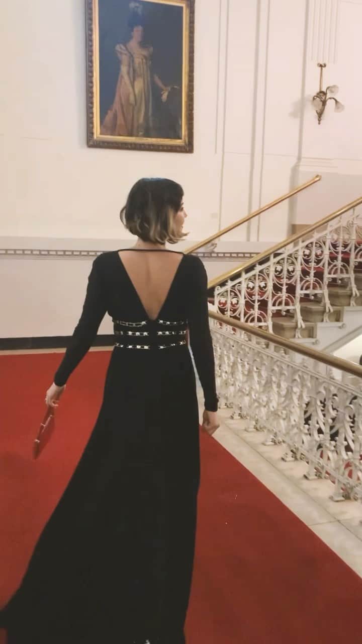Tainá Müllerのインスタグラム：「É muito legal poder ver um trabalho atravessando fronteiras e ontem “Bom Dia, Verônica” fez isso no Teatro Internacional de Amsterdam. Eu estava concorrendo ao premio de melhor atriz e estávamos concorrendo também como melhor roteiro e melhor cinematografia, levando esse último pra casa 🏆 Viva o @flaviozangrandi e o @rmonte , Viva o @zefontseca , o @rogsouza, @izabeljaguar, o @raphael_montes  e @ilanacasoy e toda a equipe e atores da primeira temporada de #BDV. Eu fiquei muito feliz de poder falar aqui sobre esse projeto que eu amo tanto e já chamar o povo pra segunda temporada, óbvio.  Heheheh. Conheci realizadores e atores de todos os cantos do mundo, nesse prêmio que vem justamente pra mostrar a diversidade do audiovisual do planeta e ainda de quebra pude aplaudir de pé a minha amiga musa @bodansky que levou “Melhor Filme” por “A Viagem de Pedro.” Eita, como é trabalhoso, mas como é BOM contar histórias!  @septimiusawards」