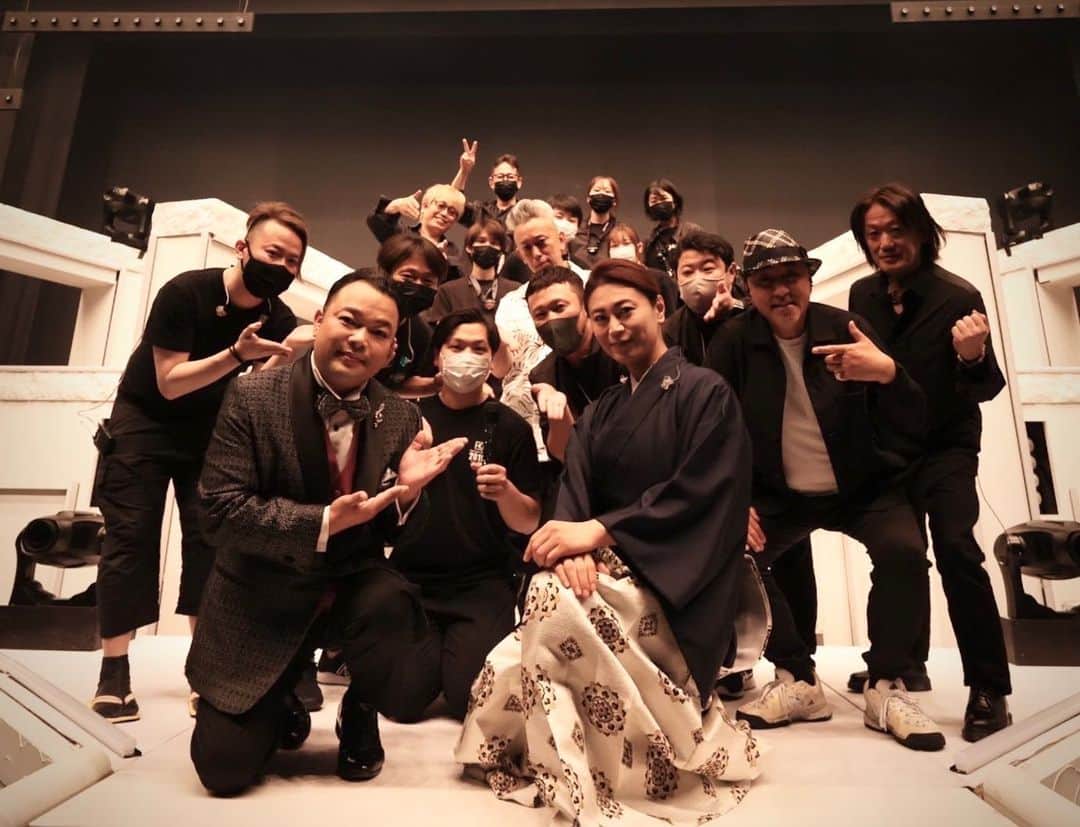 氷川きよしさんのインスタグラム写真 - (氷川きよしInstagram)「明治座氷川きよし特別公演ショータイムのメンバー❤︎  毎日本当にありがとう御座います。お疲れ様でございます♪  感謝！  私を含めみんなそれぞれの立場で自分がやれることを徹してやる一人一人が主役です！  by Kiina  #氷川きよし #hikawakiyoshi #kii #kiina #kiinatural #キヨラー」6月8日 18時38分 - hikawa_kiyoshi_official