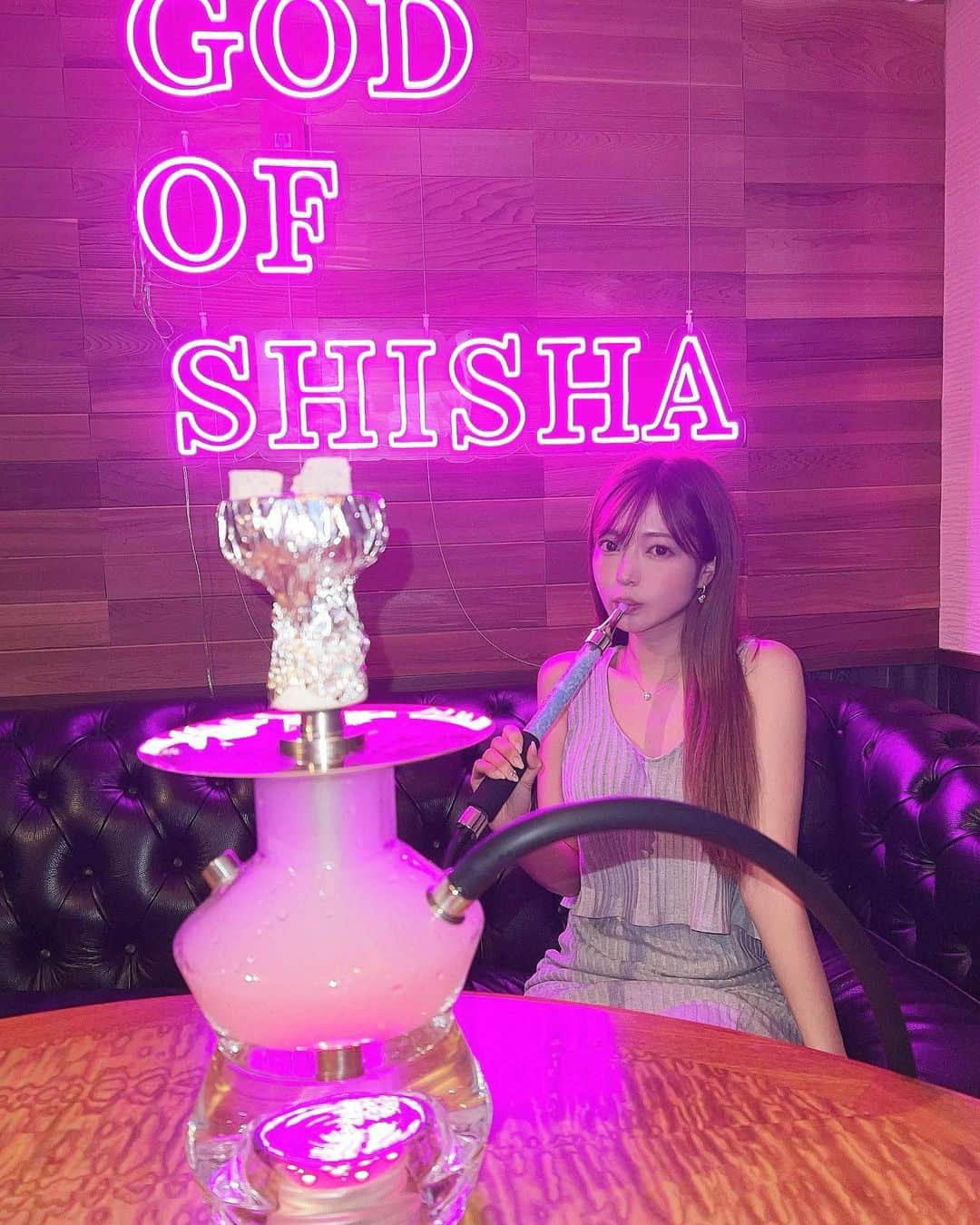 八千恵(やっちん)のインスタグラム：「北新地のシーシャバー🫶 @god_of_shisha2021  . カウンターとおっきいテーブルが あってゆったりできる空間🫧 . 北新地だけど気軽にこれる雰囲気でオススメ😳 . . #シーシャバー #北新地 #大阪シーシャ  #大阪シーシャバー #梅田シーシャ」