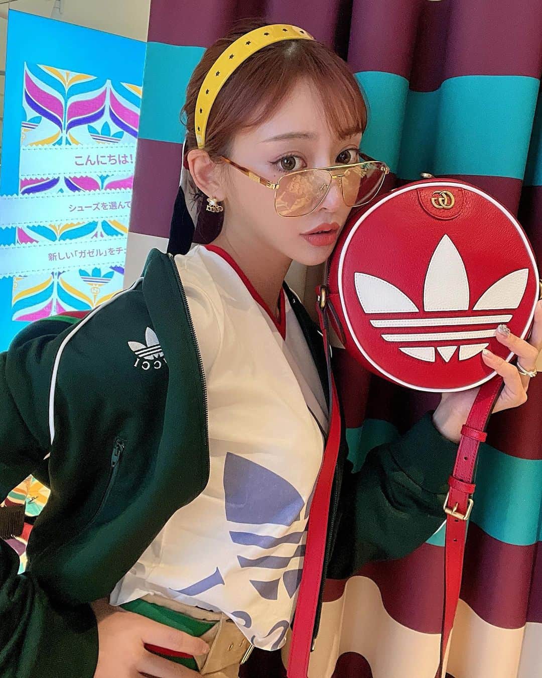 明日花キララのインスタグラム：「adidas✖️GUCCI ポップアップ初日遊びに行ってきました💛💚❤️ 担当さんから全然売れてなかったカチューシャがキララさんが昨日つけてお店動き回ってた時間だけめっちゃ売れてましたって連絡きた😂 嬉しい🫶おそろだねえ🌟」