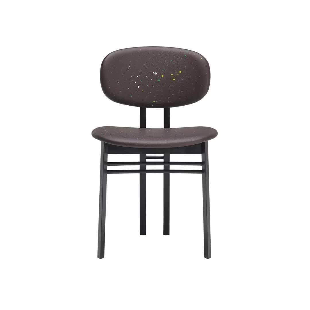 サルヴァトーレ・フェラガモのインスタグラム：「Artisanal mastery with an innovative spirit: for Italian Excellence,  @acerbis_design reinterprets the memorable Med seat, designed by Giotto Stoppino and Lodovico Acerbis, adding paint splatters to brown leather. Just like the whimsical shoes invented by Salvatore Ferragamo in 1959 for Andy Warhol’s painting sessions.⠀ ⠀ #salonedelmobile2022⠀ #salonedelmobile60th⠀ #milandesignweek2022」