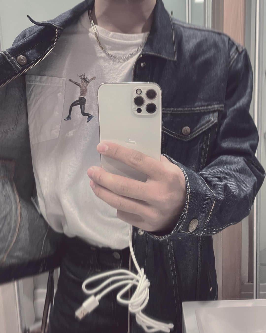 荒木駿平のインスタグラム：「デニム育て始めました  #誰かデニムに詳しい人教えて  #levis501 #👖   #いつかレザーにも手を出したい」