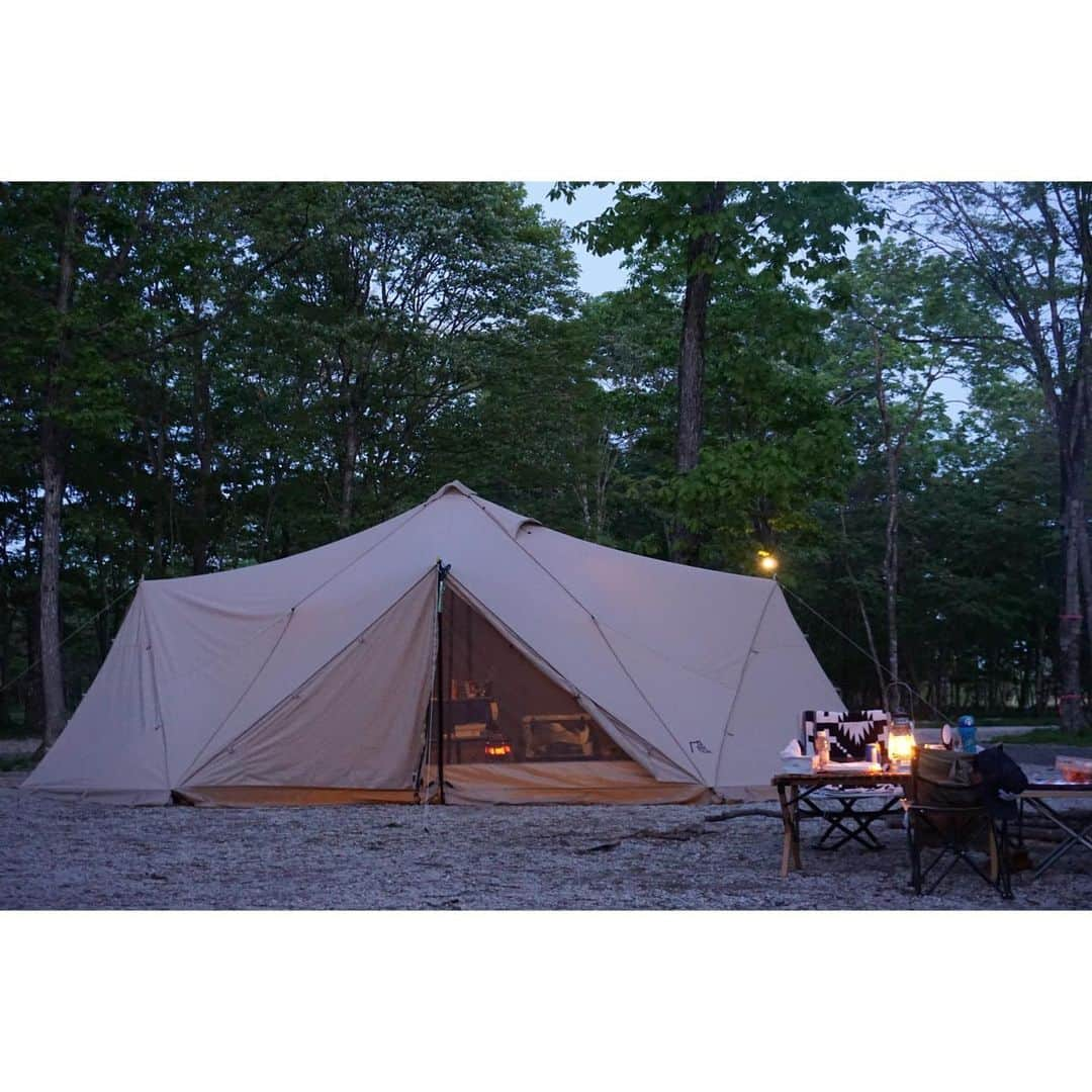 stgram69さんのインスタグラム写真 - (stgram69Instagram)「なかなか時間が取れず、今年ようやくシーズンイン🏕  オープンした頃からずっと行きたかったキャンプ場ににお邪魔してきました❤️  途中にある畜産で白老牛買って♪  久々のキャンプで大事なコンテナを忘れ、本来あるべき姿のキャンプになったけど、それはそれで楽しかった✨  子供達も薪運びから薪割り、火おこしまで楽しんでやってくれて、自然で過ごすこういう時間も改めていいなぁと思った週末でした👏  子供が大きくなってくるとなかなかこういう時間を作ることが難しいけど、またたまにでいいので息抜きしたいと思う母なのでした🤭  #キャンプ #キャンプ飯  #キャンプギア  #サバティカル #サバティカルスカイパイロット  #スカイパイロットtc  #tcルーテント  #tcルーテントfamily  #白老牛 #ブウベツの森キャンプ場  #前田畜産」6月8日 20時00分 - stgram69