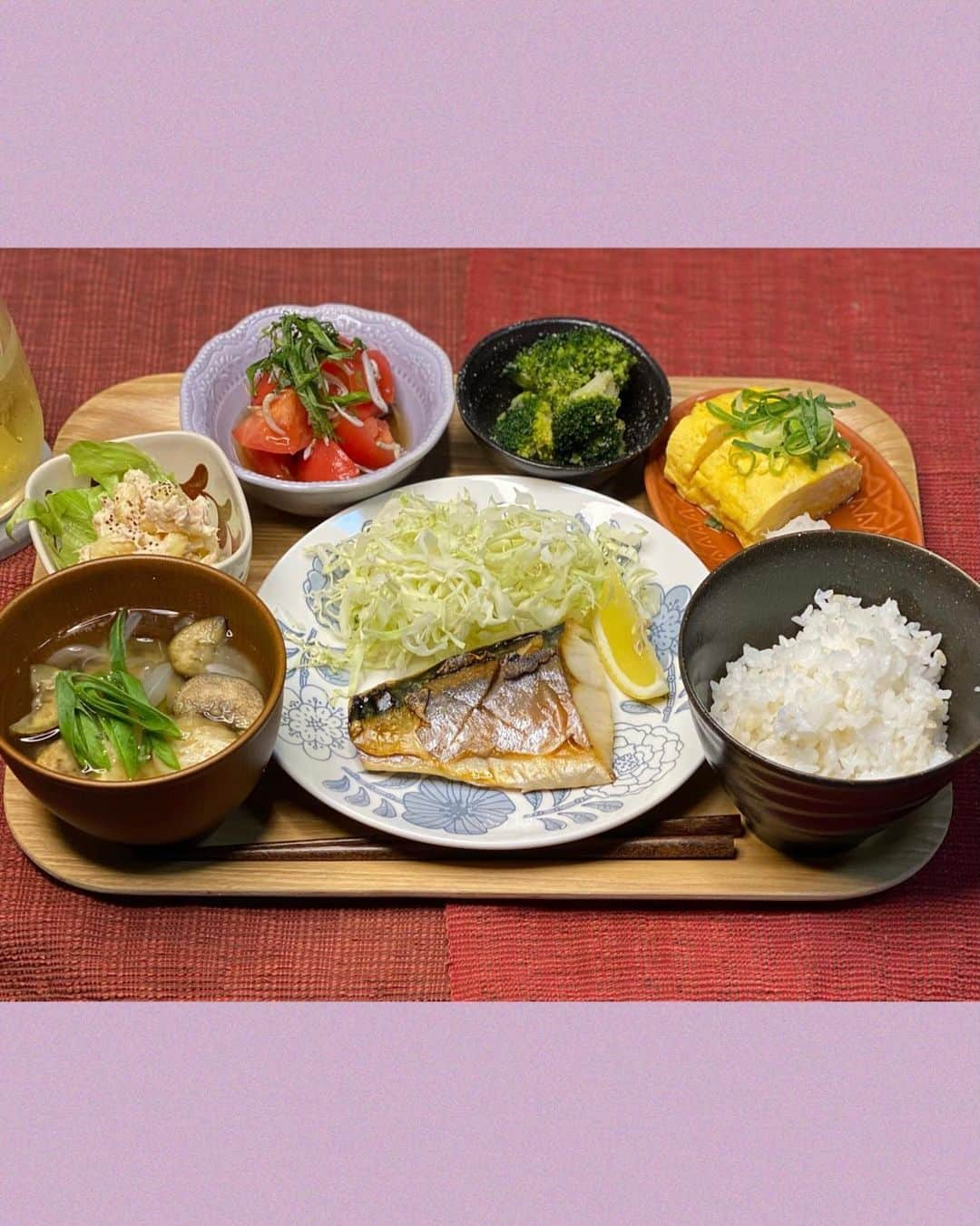 豊田さやかのインスタグラム：「#おとよ飯 #おとよはん . . 今回作ったメニューは鯖定食🐟 . . スーパーに行ったらこの時期でも沢山鯖が売ってあったよ🤭 1年中美味しい鯖を食べられるなんて、最近は凄いね❣️ . 鯖の塩焼き だし巻き卵 ブロッコリーのお浸し トマトとシラスの生姜ドレッシング和え マカロニサラダ 茄子のお味噌汁 御飯 . . . . 🐟栄養士おとよの独り言...🐟 . 鯖に含まれるEPA/DHAは、 🌟血液の流れを良くする働き 🌟脳、神経細胞の発育を活性化 🌟記憶や学習能力を向上させる作用があるよ😌 . 精神の安定や、ストレスを緩和する作用も期待されます✨ . . EPA/DHAは必須脂肪酸の一種です☝️💡 . 必須脂肪酸は、体内で合成できないので、食材から積極的に摂取したいですね❣️ . しかし、EPA、DHAはともに熱に弱いという特徴があるため、栄養素を余すことなくとるには、生で食べるのがおすすめです🥺 . . とはいっても、鯖の塩焼きは美味しい！もちろん生も美味しいけどね🤭 . . #栄養士 #定食 #映え定食 #食テロ #栄養士献立 #今日の晩御飯 #鯖定食 #食べることが好き #幸せご飯 #健康ご飯 #バランス良い食事 #食事はバランス #色味を意識して #野菜 #魚 #ご飯 #農家さんに感謝 #料理が好き #料理記録 #食べスタグラム #映えごはん #食育インストラクター」