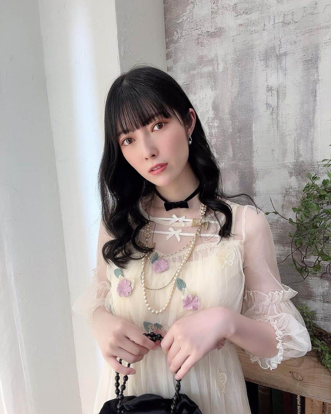 日下部美愛のインスタグラム：「ビジュアル撮影のオフショットです⁡ ⁡こんな自分見慣れなくて違和感！！！！ ⁡ #photo #japan #model #me #hair #fashion #selfie #makeup  #followme #instagood #camera #instadaily #dailylook #사진 #데일리  #데일리 #셀카 #메이크업 #아이돌 #일본 #일본여자」