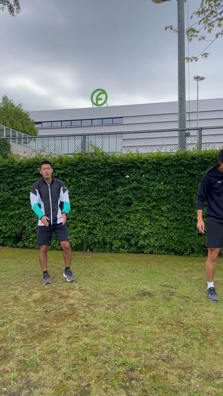 のインスタグラム：「Lightening the mood preparing for the grass ☘️thanks to @friendly.eyes for this fun side project and @hirokazumatsuda0103 for doing this with me! Also thanks to @fransottenstadion for the hospitality this week 😁」