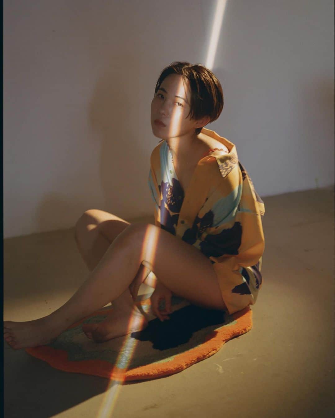 yurinasiaのインスタグラム：「. PAMM × yurinasia コラボアイテム色んな人に手に取って欲しい。 こういう形でクリエイトしたのは初めてだけど、一つのものが出来るまで色んな人が沢山の知恵と労力使って熱意が詰まってきて。  物作りの楽しさ、大事さを改めて知りました。 6/22 販売です。  そして今週土曜日6/11 リキッドルームのKATAでpopupイベント。  家族＋cocoroyenで一日中在廊します。 普段ダンスイベントはちょっと行きにくいよねぇ、とか フェスやライブの後に話できない人沢山で、ストーリーのメンション沢山もらってたりとか… ゆっくり笑ったり話したりする空間になればいいな。話すの大好きなので。  皆が来てくれて成立するので、沢山の人に気軽にきてほしい🐠  いつも東京は仕事で、現場からホテル、そして現場、そのまま空港とかがほぼで。東京っていう場所やそこでしか会えない人を堪能したい。  是非遊びにいらしてください、乾杯しましょう。  hairmake @kimura_kazuma  camera @yoko.kusano   ● 開催日時/場所 6月11日（土）13:00-18:00  〒150-0011 東京都渋谷区東3-16-6 LIQUIDROOM 2F gallery KATA  ● イベント内容 LIQUIDROOMがつくる新しいギャラリーでありプレゼンテーションの場《KATA》にて、yurinasiaコラボアイテムの販売イベントを開催します。  今回のテーマとなった「器」や「石」から、yurinasiaの動きをテキスタイルで表現。 デザインへの想い、制作過程も展示致します。  また、ご購入者様限定でシルクスクリーンプリント体験を実施。 特典の巾着袋にシルクスクリーンプリントをその場で施せます。 テキスタイルを作り出す様子をぜひご体験ください。  ● 注意点 ・会場の在庫には限りがございます。 在庫がなくなり次第、会場での予約販売となることがございますので、ご了承下さい。 ・新型コロナウイルス感染予防対策のため、ご来場時のマスク着用、ご入場時のアルコール消毒、検温にご協力ください。 また発熱および咳などの症状がある場合は体調をご優先いただき、ご来場をお控えください。 ・本イベントでの商品のお支払い方法は「現金・クレジットカード(Visa/Mastercard/Amexのみ)」となります。 ・違法駐車や近隣の施設・住民に迷惑となる行為は、絶対におやめください。 また、会場前の道路に溜まる行為は、車両通行の妨げとなり危険ですのでおやめください。 （・本イベント中の映像・写真が公開されることがございます。あらかじめご了承いただけますと幸いです。）」