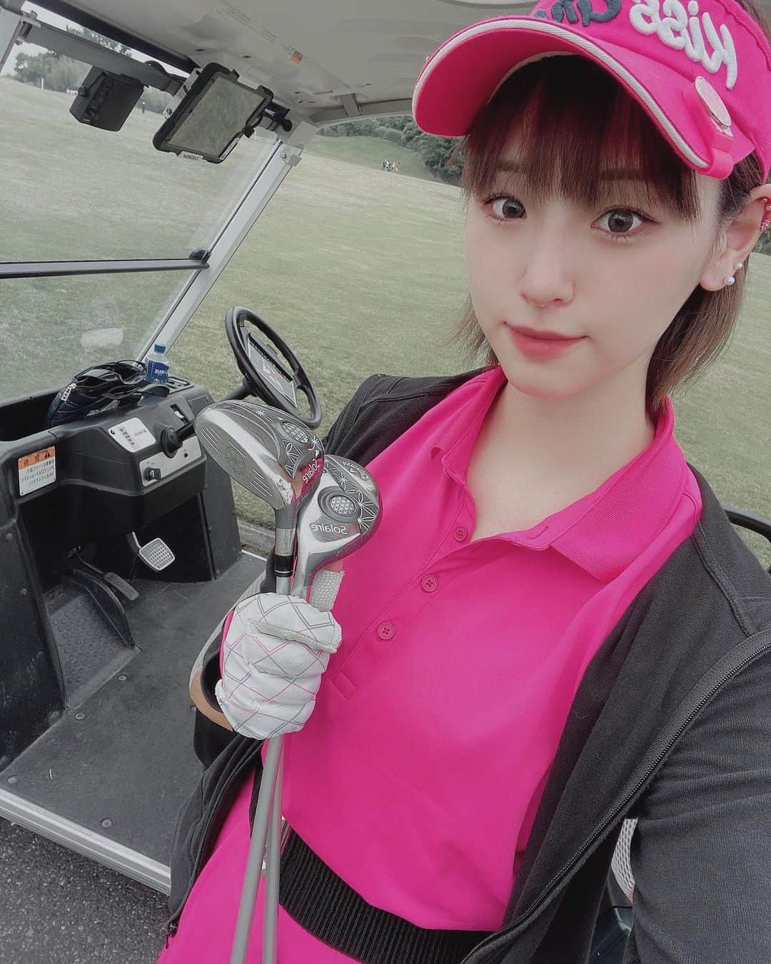 さくらのインスタグラム：「⛳️ ⁡ 油断してノースリーブのウェアきて 日焼け止め塗らなかったら真っ赤になった🫠 ⁡ #ゴルフ #ゴルフ女子 #ゴルフ大好き #ゴルフウェア #スポーツ #ゴルファー #スポーツ女子 #ゴルフ好き #골프 #golf #golfday #golfswing #golfwang #golfstagram #golfr #golflife #sports #ゴルフ好きな人と繋がりたい #ショートカット #ショートヘア  #ショート女子 #japan  #japanesegirl #tokyo」
