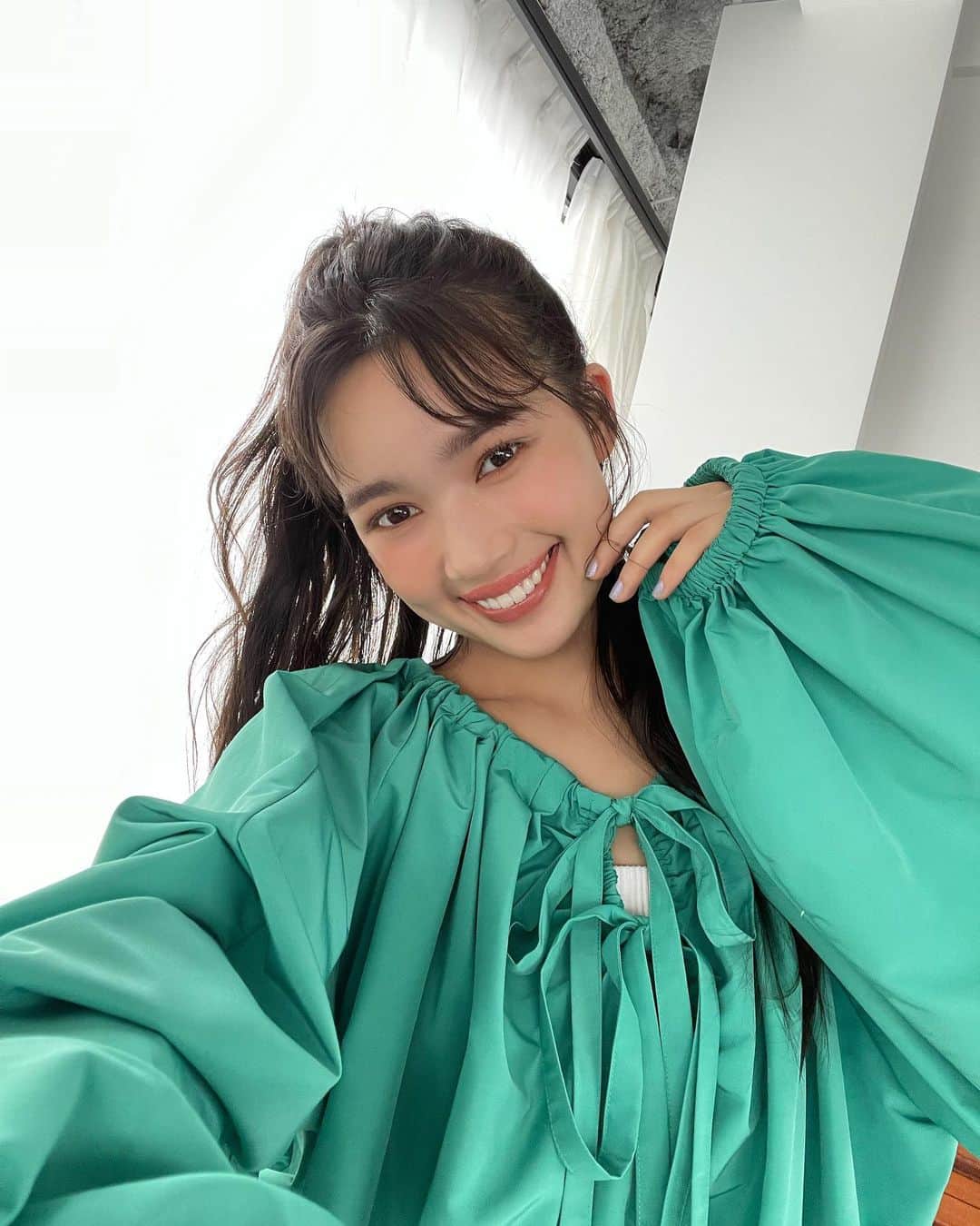 新井舞良のインスタグラム：「💚❇️🐸🍏🍀🦜🧑‍🎤 撮影時オフショット！緑の衣装可愛かった〜  Offshoots from shooting. Lovely greeeeen💚」