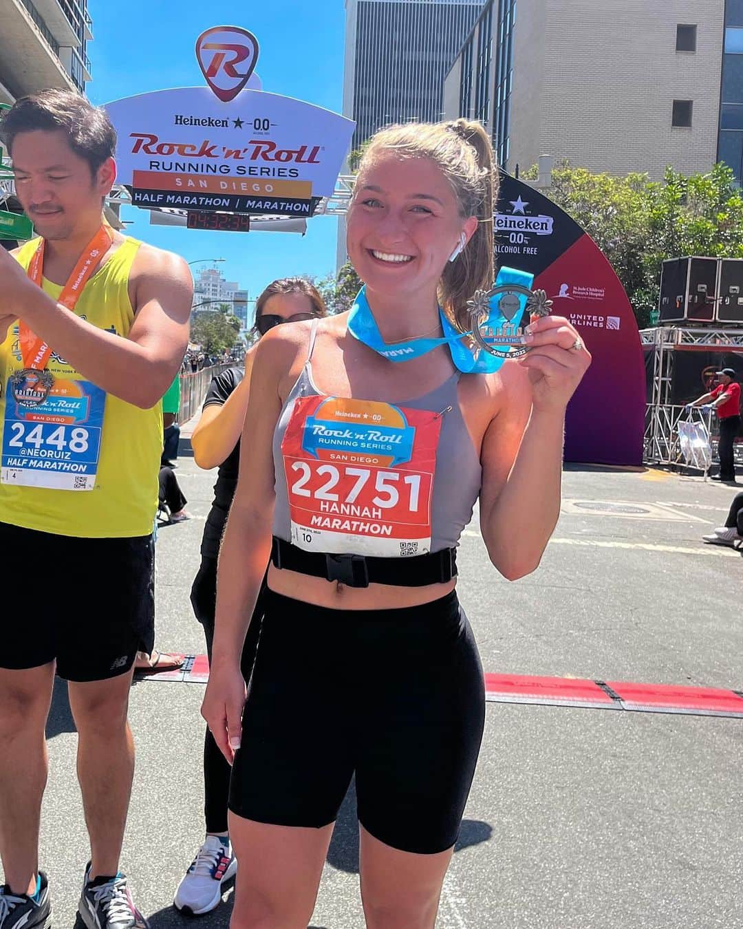 ハンナ・ミラーのインスタグラム：「We ran a marathon 🥹  Unsure why I was so happy at mile 24 (3rd pic)   26.2 miles ✔️」