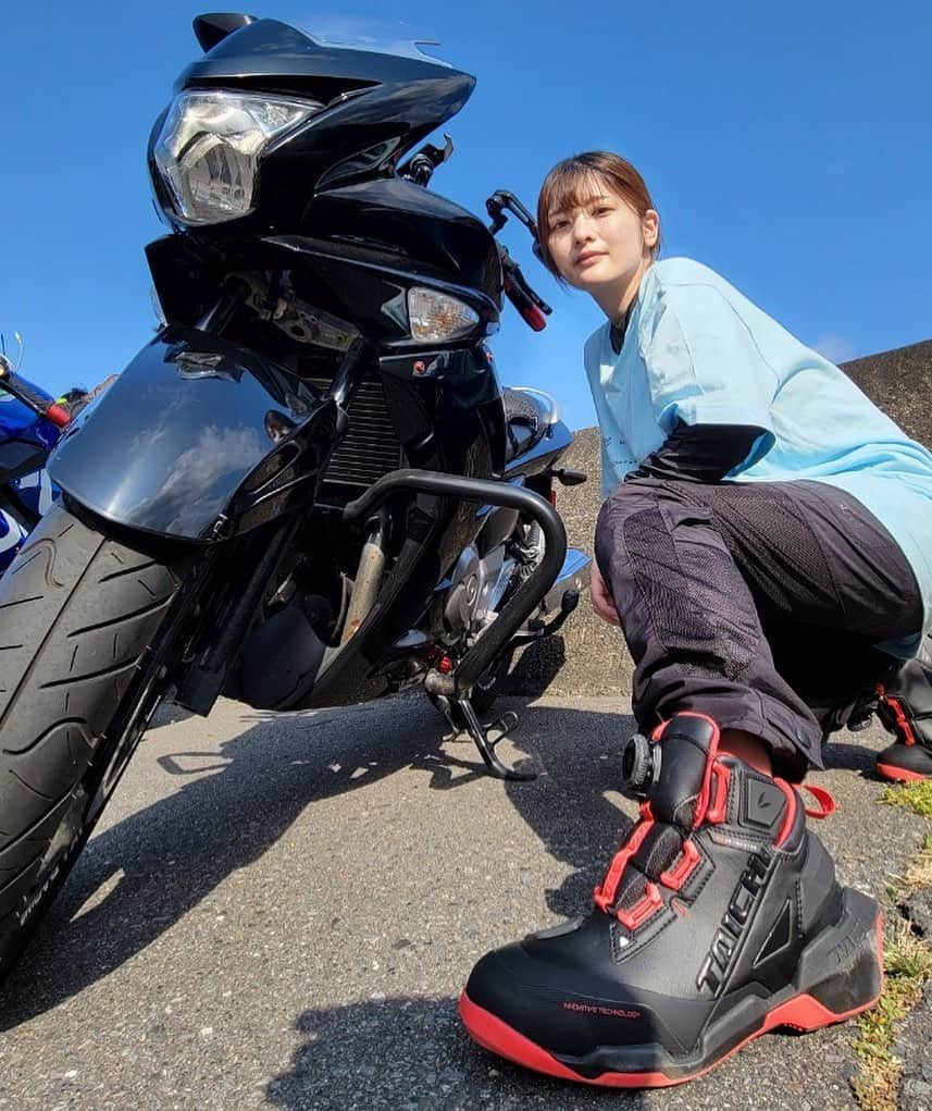 上矢えり奈さんのインスタグラム写真 - (上矢えり奈Instagram)「＊-＊-＊-＊-＊-＊-＊-＊. . バイクブーツを新調🥾 GSRのカラーと合わせた ブラックメインの差し色レッド かっこいい〜🥰🥰 . erina. . ＊-＊-＊-＊-＊-＊-＊-＊. . #gsr250 #gsr250f #suzuki  #rstaichi #デイトナ　#バイクツーリング　#上矢えり奈」6月9日 7時31分 - k.erinyann