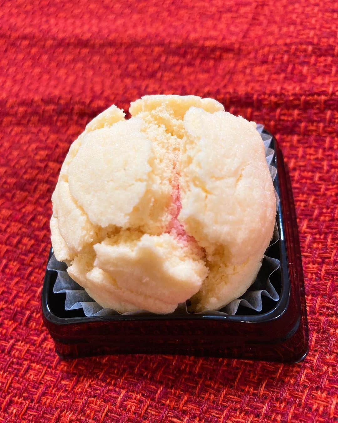 マービンJr.さんのインスタグラム写真 - (マービンJr.Instagram)「埼玉県越谷市の和菓子処 #たからや千間台店 さんのきみしぐれ！とにかくふっかふか！！！黄身餡が初めて食べるくらいふっっかふかで甘さ控えめなのね！！で、中の餡子めっちゃ甘くてバランス感覚良すぎ！もはやバランスボールと言っても過言では無い！！こればっかり食ってたら体幹鍛えれるんではないか！！ なんかピンクの餡子もはいってんのオシャレすぎる🤤今まで食べた事ないタイプのきみしぐれに感動した！もう一回食べてこの味をしっかり理解したい！一回じゃこのきみしぐれは理解しきれない！きみしぐれ界のドフトエフスキーだ！何回も食べたくなる味です😍  #和菓子 #お家和菓子 #きみしぐれ #友達の手土産 #埼玉越谷市せんげん台 #下町育ち #日米ハーフの和菓子の感想」6月9日 7時37分 - marvinjr39