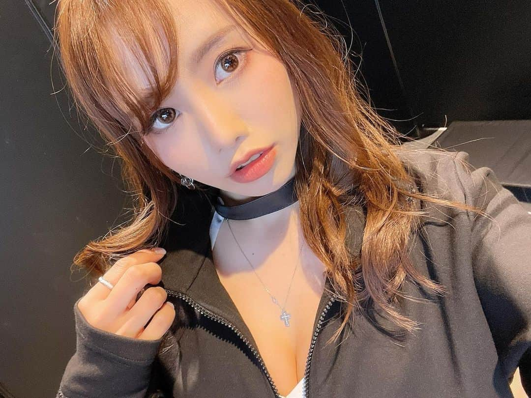 朝比奈果歩さんのインスタグラム写真 - (朝比奈果歩Instagram)「雨やあぁだあ( ˃ ⌑ ˂ഃ )🐌 、 、 、 湿気は女子の命の前髪にとって大敵。 そして偏頭痛のばかやろう涙 、 、 #レースクイーン #自撮り #セルフィー #セルカ  #racequeen #rq #selfie #selca  #레이싱모델 #賽車女郎 #自拍 #셀카 #셀피」6月8日 23時03分 - kaho_asahina