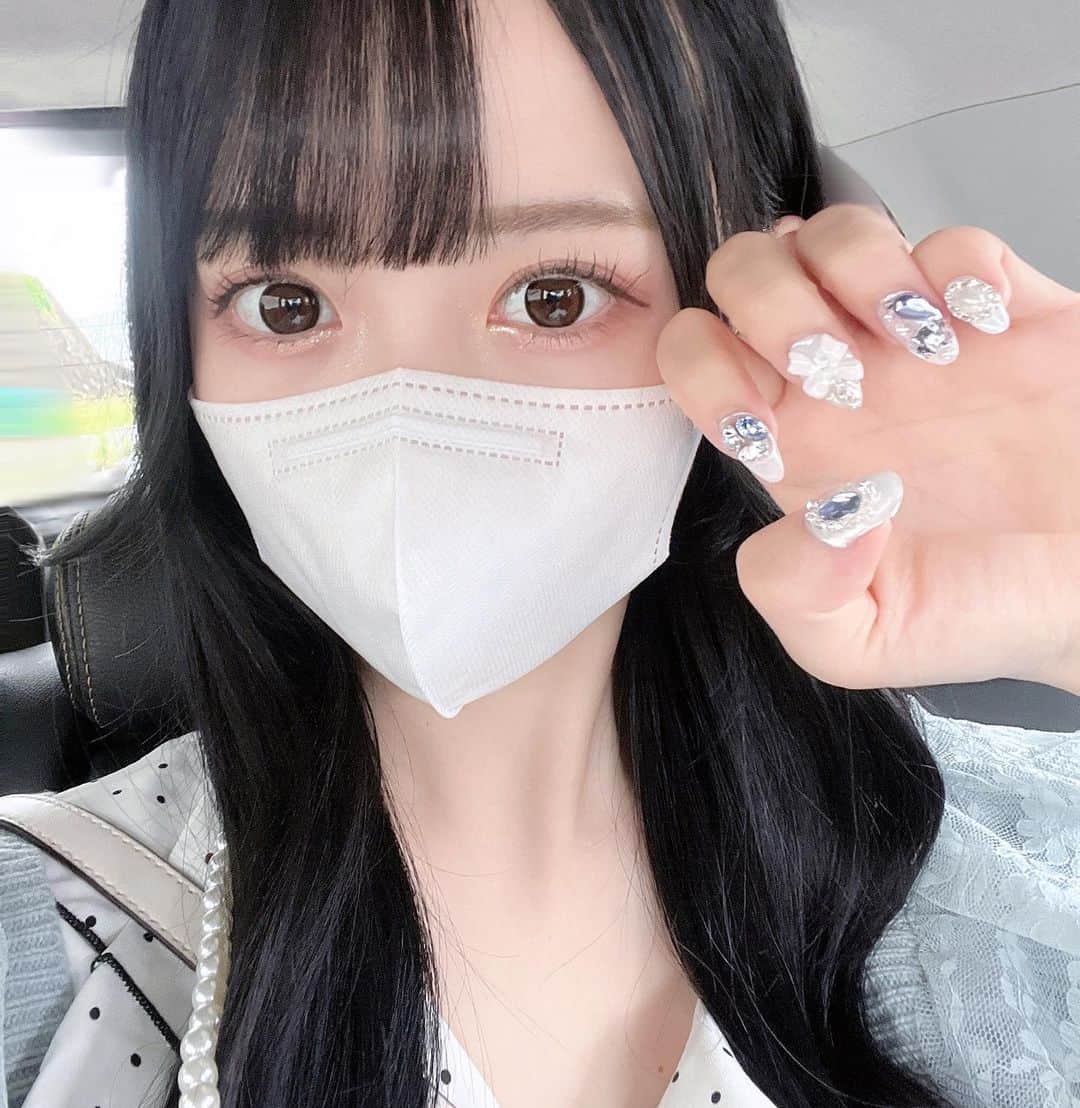 のインスタグラム：「たまにはアップもどぉ？？ マスクだけど(⸝⸝⸝ᵒ̴̶̷̥́ - ᵒ̴̶̷̣̥̀⸝⸝⸝)  ネイル変えたの！！ 薄めのブルーにしてもらいました🏖 夏っぽくてかわち💅きらきら好き  @a.l.u.m__rin さん ありがとうございます🫧  移動中のわたし🙋‍♀️  #ジェルネイル #韓国ネイル #ネイルデザイン #ネイル #ネイルアート #gelnails #nailart #nailstagram #naildesign #自撮り #自撮り界隈 #自撮り女子 #マスク」