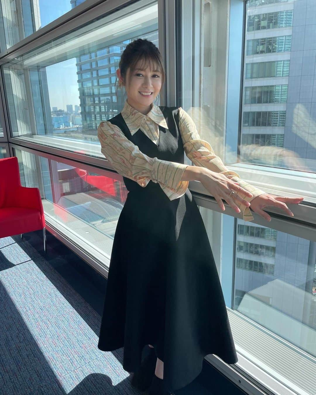 真木よう子さんのインスタグラム写真 - (真木よう子Instagram)「「背負ってるって思ってない？逆だよ、支えられてるんだよ」 友人が昔の悩める私に気付かせてくれた言葉。  私は家族、友人、知り合えたご縁ある方、そして応援して下さる皆様に支えられて立ってます。 何一つ背負ってる自覚はありません 　 大切な人をまるで重い 荷物の様に思いますか？  思ったとして その人はそれで悩んでる貴方を 放っておくのですか？  私が惨めに背中を丸めて泣く時は必ず側で背中をさすってくれると言うのに。」6月8日 23時07分 - yokomaki_official