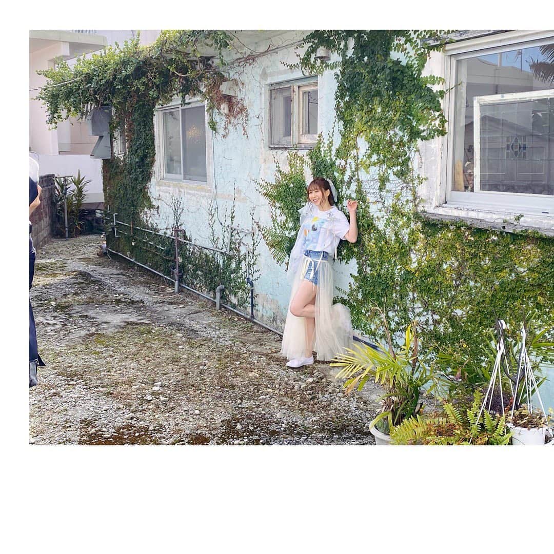 安野希世乃のインスタグラム：「📷 「Act.10」オフショット ふつかめ。  Tシャツ撮影では、 ハウススタジオ内の他に お庭や雑貨屋さんの中でも色んな瞬間を切り取ってもらいました。  お昼ご飯には、この雑貨屋さん(&カフェ)の特製カレーをいただきました🍛  よく晴れていて、気持ちの良い撮影日和だったよ☀️  ✄---------------------------  声優10周年メモリアルブック 📚「Act.10」  6/12までの予約販売のみの本となります·͜· ⋆*  ■ファンクラブ会員限定SHOP「安野家。 SHOP」 https://shop.mu-mo.net/avx/sv/list1?jsiteid=YKFC&categ_id=30868  ■mu-mo SHOP https://shop.mu-mo.net/avx/sv/list1?jsiteid=mumo&artist_id=YNKYN  ■アニミュゥモ https://shop.mu-mo.net/avx/sv/list1?jsiteid=ANMS&categ_id=31016」