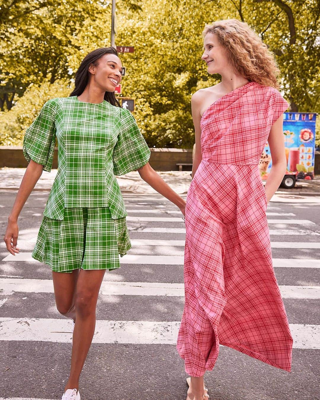 レラローズのインスタグラム：「HAPPY NATIONAL BEST FRIENDS DAY! Tag your summer style twin below 💗👯‍♀️💚」