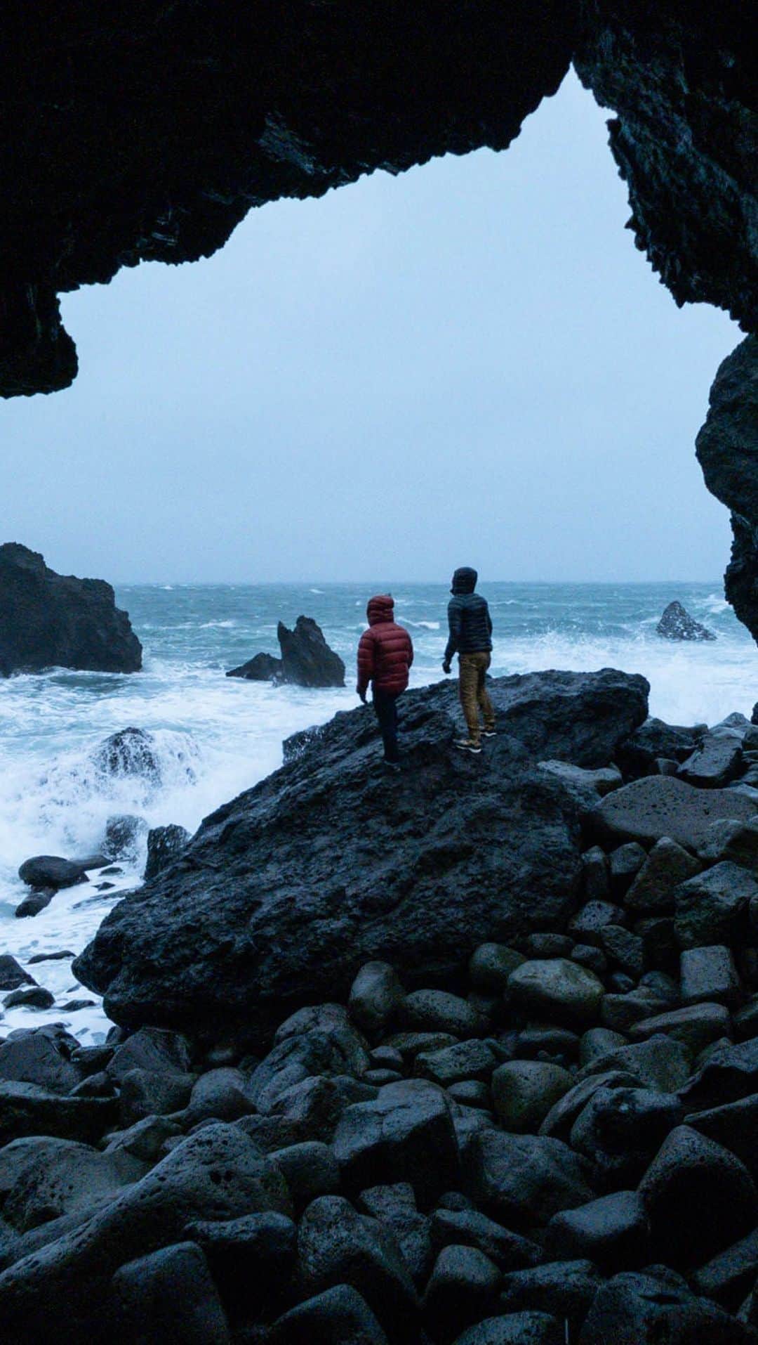 クリス・バーカードのインスタグラム：「What do you do in Iceland when the weather is bad? You eat pastries…or in this case, you make em! Check out the latest episode of FIRST TAKE: Iceland - featuring the one and only @navajomylo. I have been talking to Mylo about visiting this place for years. Sadly, we got struck with heinous weather but made the most of it and visited the famous @braudogco headquarters to get a lesson in making cinnamon rolls (ours tasted great but looked awful). Then we explored one of my favorite hidden gems on the South Coast. #sonyartisan #sonyalpha #sonypartner   Thanks @sonyalpha for the support! #sonypartner #sonyartisan   Director/Host: @chrisburkard  DP: @tedhesser  Producer: @mikeysandifer  PA: @evanruderman  Editor: @dbob   Featuring: @navajomylo  Supported by: @sonyalpha   Special Thanks to:  @66north  @icelandair  @geysircarrental  @hotelholt」