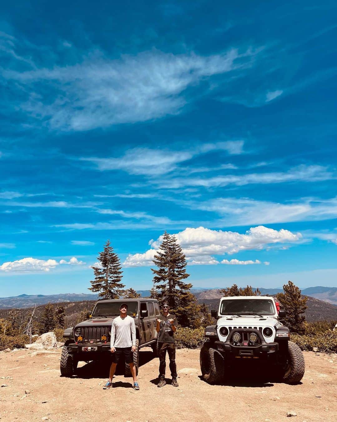 マイケル・トレヴィーノさんのインスタグラム写真 - (マイケル・トレヴィーノInstagram)「Off Grid weekend recap in Sequoia National Forest. We hit Sherman Peak Trail at 10k elevation. Just getting the camping/overlanding season started 🏕  #overlanding  #camping  #offroad  #sponsorus」6月9日 2時00分 - michaeltrevino