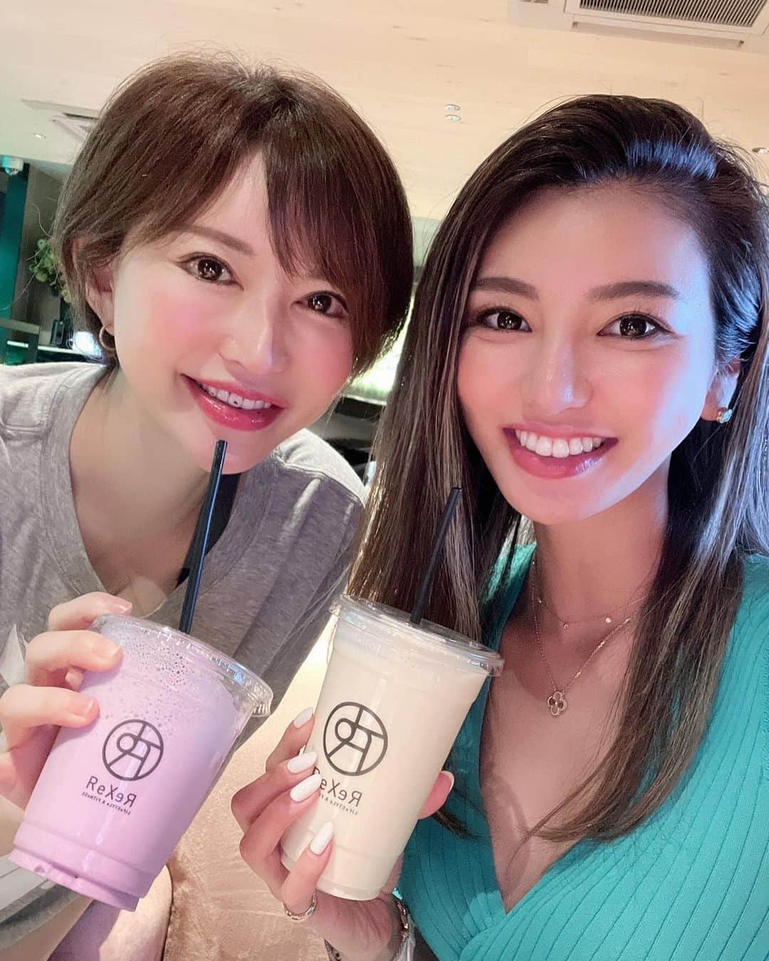里美ゆりあのインスタグラム：「@naho.0422 ちゃんとYouTube 撮影しにストレッチや筋トレ💪 したよ✌️ 綺麗に引き締まった身体には程遠いのと中年太りも困ったもんだ┐(´д｀)┌ﾔﾚﾔﾚ  ダイエットやる気Switch何処にあるんだ〜笑  って事でトレーニングのお勉強させて頂いたセクシーで 素敵な時間でした！  ありがとうございました🥰🥰  #gym  #rexer #ジム #youtube  #なほるーむ #里美ゆりあ #里美ゆりあちゃんねる」