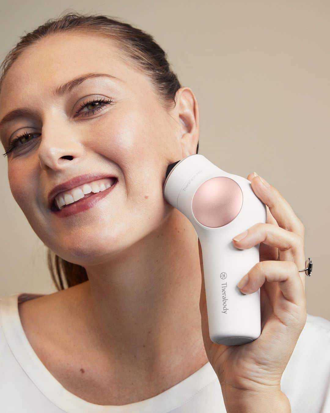 マリア・シャラポワのインスタグラム：「A little behind the scenes carousel from @therabody recent #LoveYourFace campaign 🤍🩰 And a self care reminder that whole-body wellness includes showing our faces a lot of love. You know how much I love my face sculpting 😉  #TheraFace PRO」