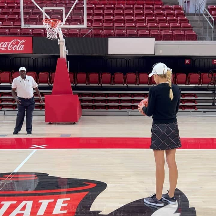 ナタリー・ガルビスのインスタグラム：「🏀 Little fun post golf with NC State University’s Dereck Whittenburg— @18holesgolf」