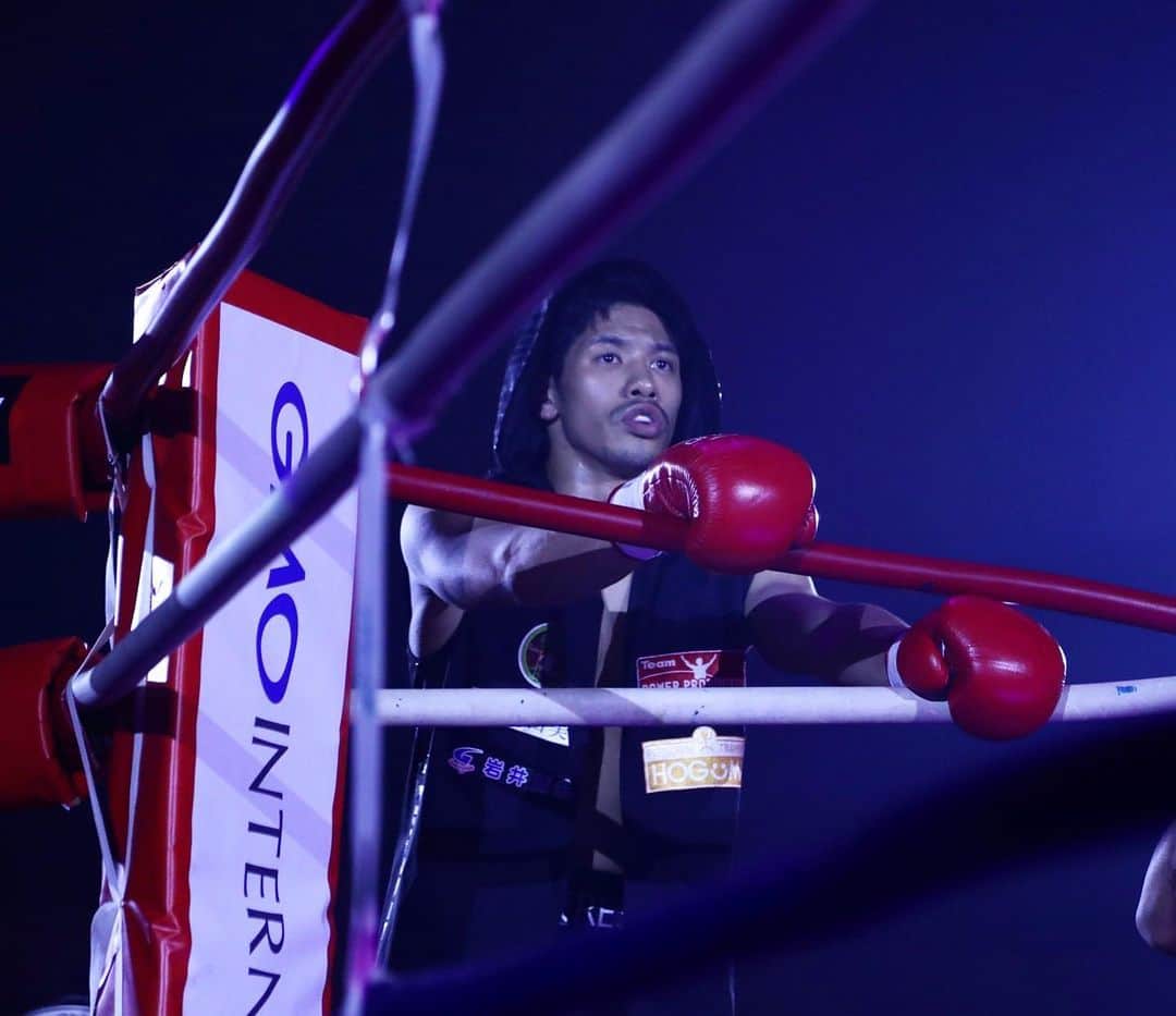 卜部功也のインスタグラム：「6月8日で32歳になりました。  応援していただいてる皆様、ALONZAに通っていただいてる皆様いつもありがとうございます。  18歳でデビューしプロ14年目になりました。試合数も63戦。 残り何試合できるかわかりませんが 新しい挑戦をしていきたいと思います。  プロチームも発足して今では5人のプロ選手と来年デビュー予定の3人、さらにプロ養成クラスメンバーがいます。 みんなの未来が刺激的で明るくなるように頑張ります。」