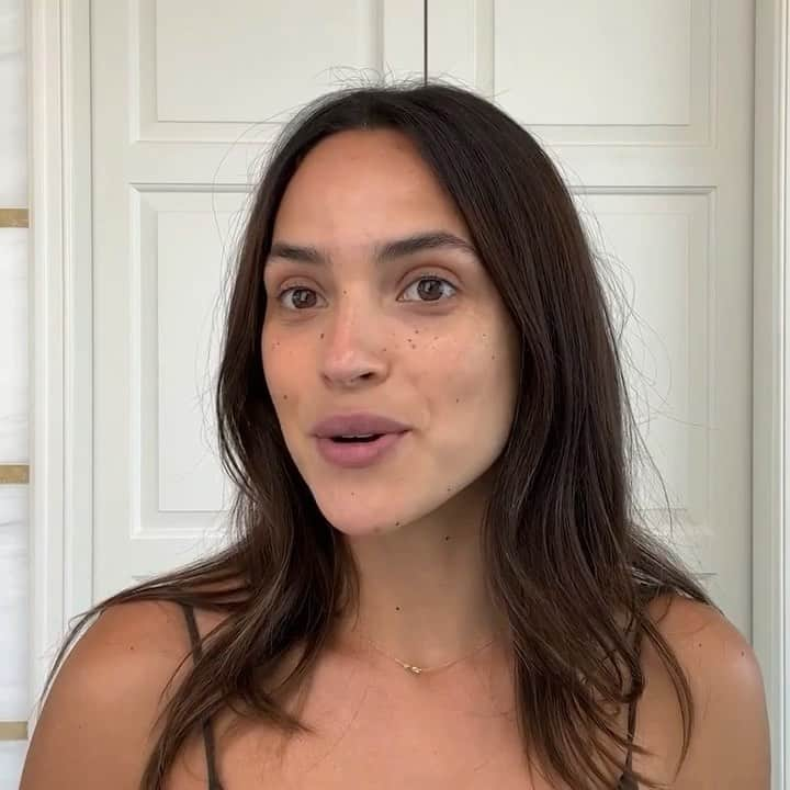 エイドイア・アージョナのインスタグラム：「Talking all things beauty. And shared my most controversial secrets so check out the full version. Link in my bio. @voguemagazine this was so much fun thank you for having me.   P.S love you @gloriaestefan」