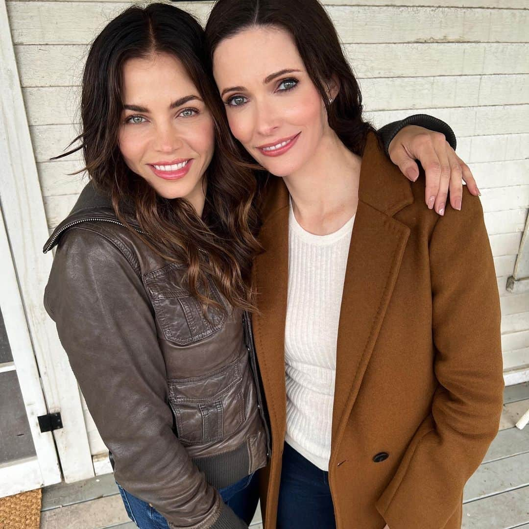 ビッツィー・トゥロックさんのインスタグラム写真 - (ビッツィー・トゥロックInstagram)「Shoutout to one of the most fun people I’ve ever worked with let alone met- @jennadewan who plays my sister #LucyLane on #SupermanAndLois. Always such a joy orbiting around her ✨✨✨  Also shoutout to our amazing camera crew member Ocean (@ocestarr) who made this gigantic clapboard for the crane shot 😂」6月9日 5時47分 - bitsietulloch