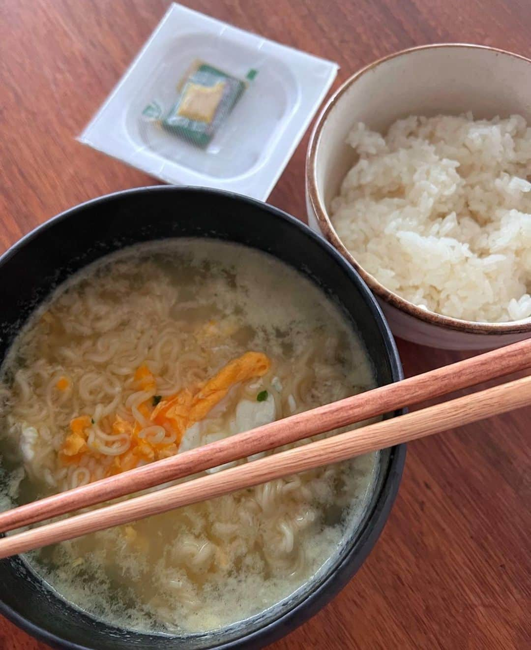 GENKINGの釜飯さんのインスタグラム写真 - (GENKINGの釜飯Instagram)「最近の悩み 腹が減るのか朝5時に起こされご飯を作らされる事😵‍💫  朝のやり取りはこんな感じ 👦🏻お腹すいた 👱‍♀️今何時？ 👨🏻5時 👱‍♀️ 気のせい　寝な　 👦🏻誕生日でしょ？　食べたら寝る 👱‍♀️目が開かなすぎてシカト 👦🏻肩甲骨をゴリゴリしてきてめちゃくちゃ痛くて起きる 👱‍♀️しつこさに負けて作る  朝は気持ちよく起きたい  #美味しかったのか食べてまた寝た #私は目が覚めた #我が家の起床時間は6時半です」6月9日 5時56分 - genkingkitchen