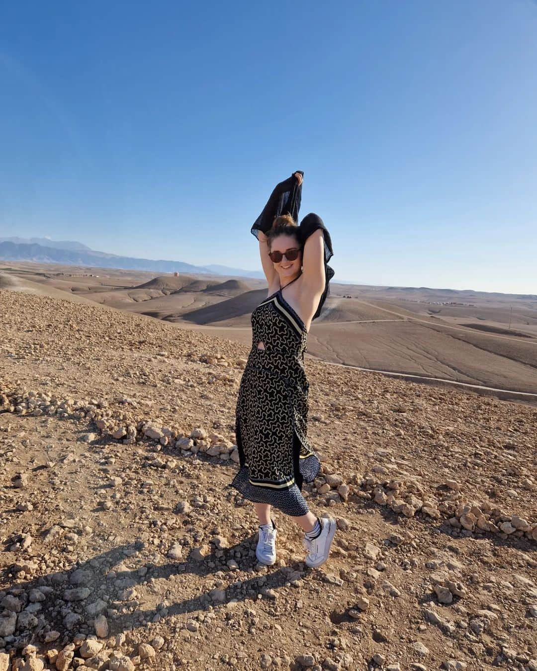 ジェニファー・ピンチズさんのインスタグラム写真 - (ジェニファー・ピンチズInstagram)「Misspelled ice cream, ended up here 🏜   #firstweddinganniversary #morocco #agafaydesert」6月9日 5時58分 - jennifer.pinches