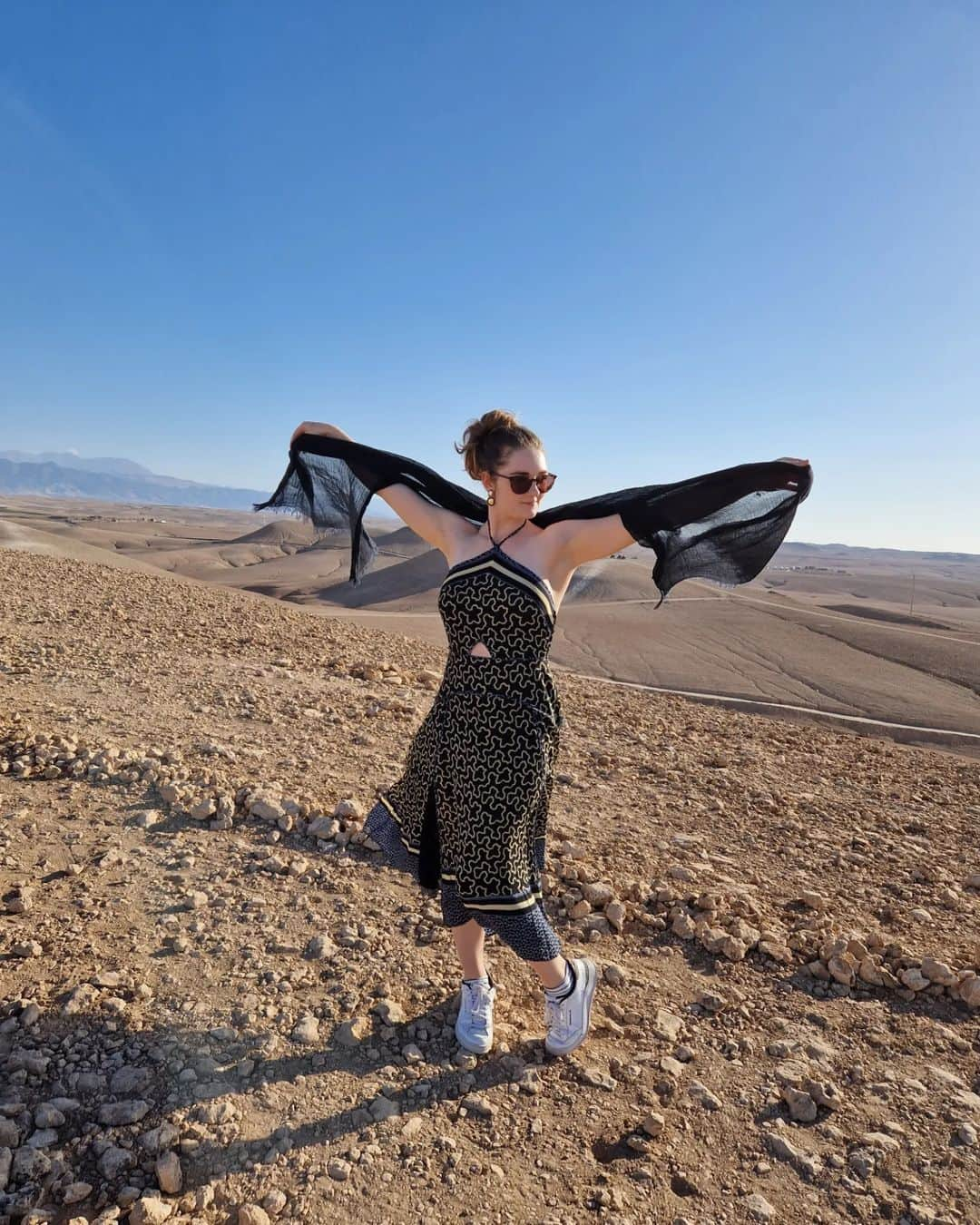 ジェニファー・ピンチズさんのインスタグラム写真 - (ジェニファー・ピンチズInstagram)「Misspelled ice cream, ended up here 🏜   #firstweddinganniversary #morocco #agafaydesert」6月9日 5時58分 - jennifer.pinches