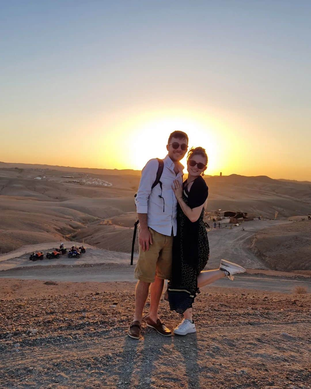 ジェニファー・ピンチズさんのインスタグラム写真 - (ジェニファー・ピンチズInstagram)「Misspelled ice cream, ended up here 🏜   #firstweddinganniversary #morocco #agafaydesert」6月9日 5時58分 - jennifer.pinches