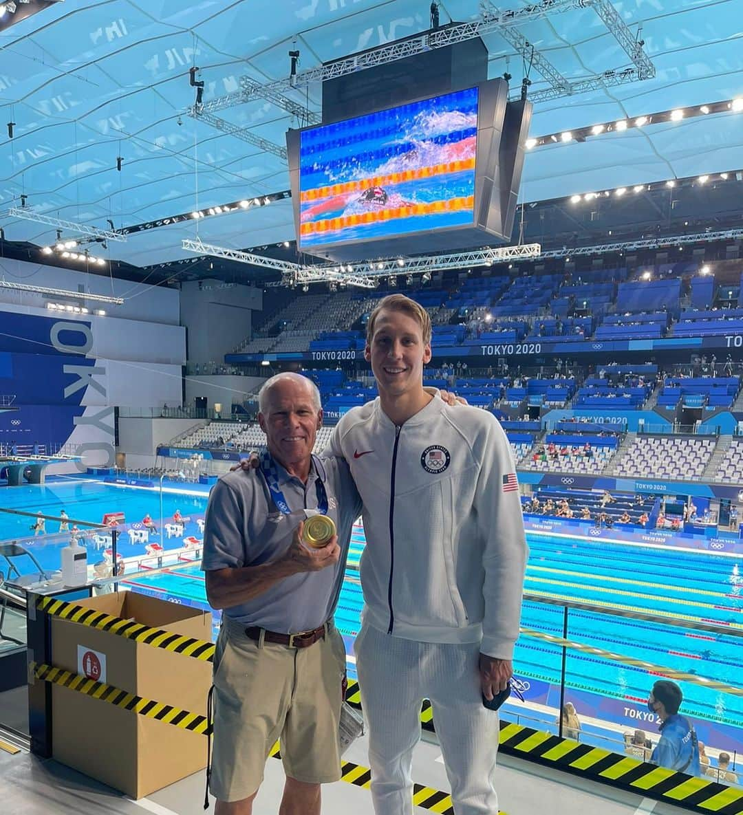 チェイス・カリシュのインスタグラム：「43 years! @jack.bauerle Congratulations on a well-deserved retirement! The past ten years have been an absolute privilege to have you lead me through swimming and through life. From the highs to the lows, I always knew I could count on you to believe in me. You helped me achieve my ultimate dream. I will forever be immensely grateful for the impact you have made on my life.  I am thrilled to see you enter this new stage in your life and optimistic that it will lead to more surfing and tennis! #DGD」