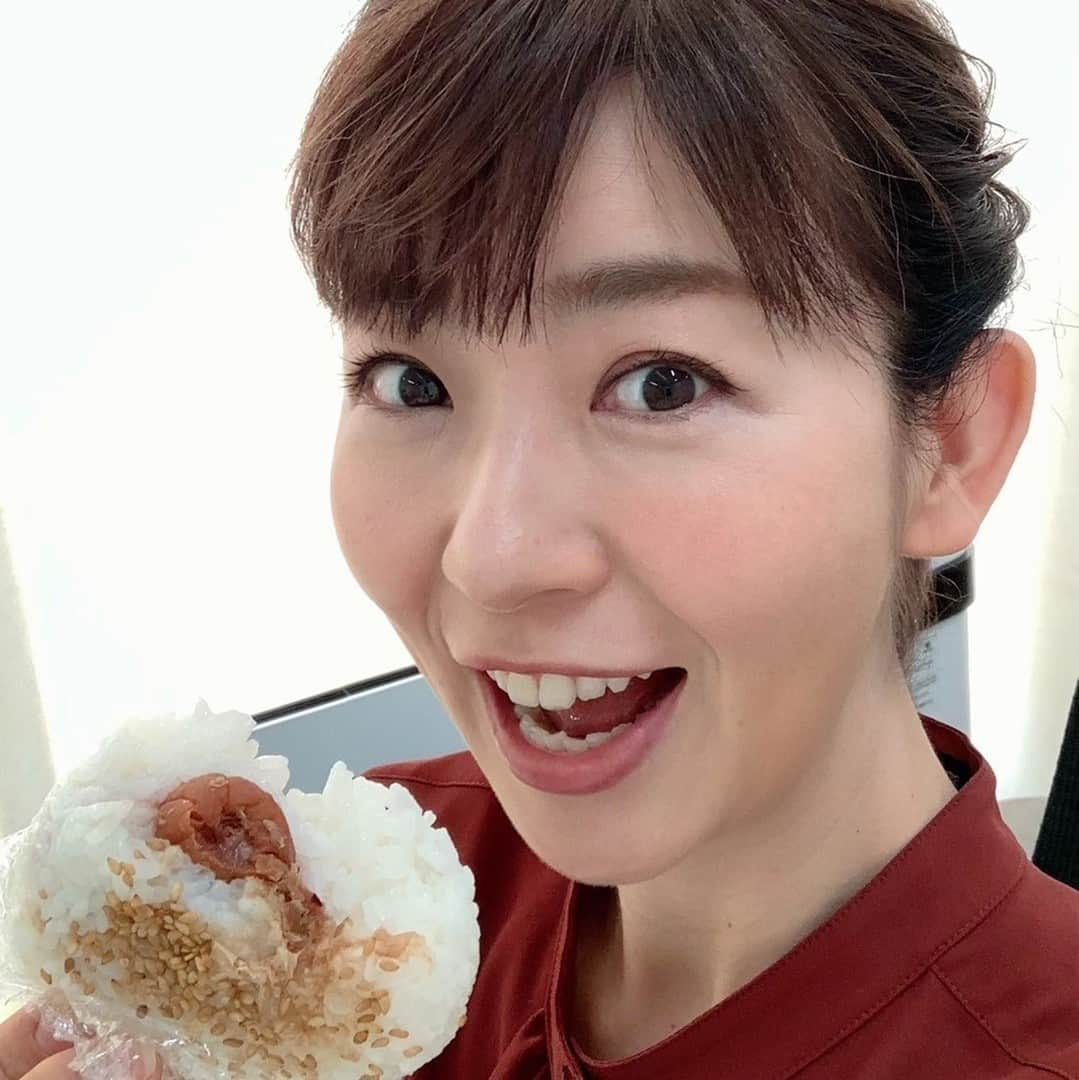 テレビ朝日アナウンサー公式さんのインスタグラム写真 - (テレビ朝日アナウンサー公式Instagram)「梅雨に#梅干し が食べたくなる#松尾由美子 アナ どうして梅干し？「これがあるといくらでも食が進むんですよね…。今日の昼ごはんは、梅干しのおにぎりときゅうりの酢の物。夕飯どきのJチャンネル中におなかが鳴らないようにしっかりいただきます！」  #梅雨 #食べたい #いくらでも #お昼 #おにぎり #具材 #酸っぱい#夕飯 #おにぎりと#酢の物 #スーパーJチャンネル」6月9日 16時00分 - tvasahi_announcers