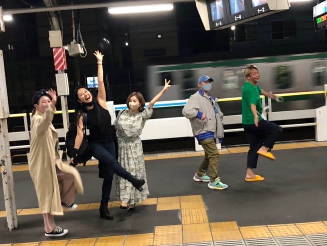 矢吹春奈のインスタグラム：「楽しい宴はあっという間に終わってしまいますね🥰 皆んな元気で良かった❤️  東十条に有る埼玉屋。 ご家族で経営されてる最高に美味しい焼きトン屋さん😋 いつも帰国する度に立ち寄る大好きなお店の一つ😍😍😍  この日はなんと紹介して下さった方が、たまたまお店でお食事していらして、それもまた嬉しいサプライズで最高の日でした😆👍✨  集まってくれた友は皆んな忙しい経営者や芸能マネージャーさんやタレントさんなのに、凄く気さくで気取らないところが何ともたまらなく愛おしい🥰❤️❤️❤️  また帰国したら宴を繰り広げましょ〜ね👋✨✨✨」