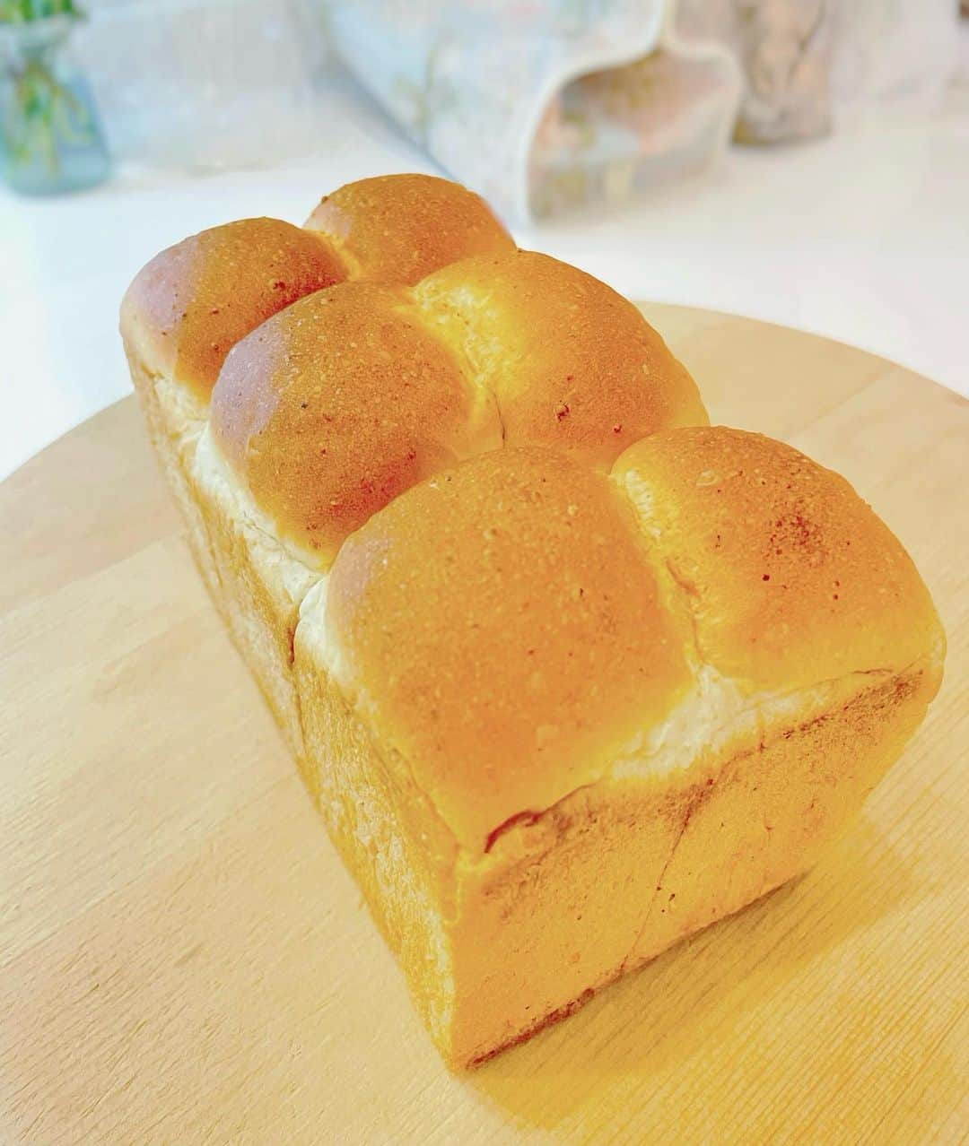 太田景子のインスタグラム：「食パン焼いたよ🍞✨  オーガニックの粉や天然酵母を使って体に優しいパン作り☺️  無添加の材料のみを使って作れるから安心だし楽しいし、手作りパンとってもおすすめです🥐🥪🥖🥯  今回の食パンは、まずはそのまま食べてほんのりと感じる甘さを楽しみ、２枚目は写真のように半分はチーズ、半分はハニーバターでしょっぱ甘いを堪能😋  翌日は、目玉焼き、ハム、レタスを挟んだのと、これまた手作りのクリームチーズとジャムを挟んでサンドイッチにしてお出かけに持っていきました〜(写真撮り忘れた🥲)  次はりんごのフィリングを乗せてトーストしよっかなぁ〜と考えてます。ワクワク🍎😊🍎  みなさんの食パンのおすすめの食べ方があったらぜひ教えてください🙋‍♀️✨  #オーガニック  #天然酵母  #パン作り  #朝食  #おやつ  #お弁当  #体にやさしいごはん  #レシピ  #無添加」