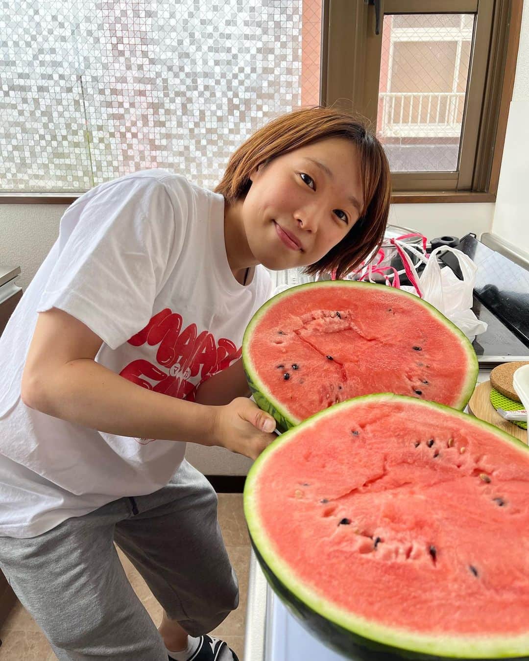 荒井祭里のインスタグラム：「合宿中にスイカを頂いたので切って食べました🍉 切るの大変だったけどめっちゃ美味しくてびっくりしました😆  残りの合宿も頑張ります💪🏻」