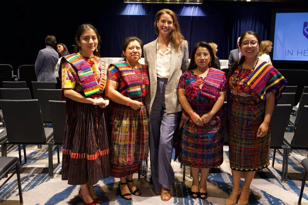 クリスティー・ターリントンのインスタグラム：「When societies do not invest in women, they cannot truly develop. As a proud daughter of a strong Salvadoran Mother and advocate for Global Maternal Health, I had the great honor of joining Vice President Kamala Harris, Laurene Powell Jobs and many other leaders for the launch of the #InHerHands initiative.    The initiative will drive economic opportunities for women in Northern Central America; a region with one of the highest rates of women-owned businesses, but conversely the highest rate of femicide globally.  In Her Hands is working to bring together partners to support the advancement of women across the Americas at scale. To ensure the greatest impact, IHH will work to deliver skill training, digital access, and gender equity for the women of Central America in order to shape a brighter future for themselves, their families, and their communities. The Partnership for Central America will coordinate this long-term effort to ensure long-term sustainability and coordinated impact. Read more about the In Her Hands Initiative via the link in my profile and sign up for @centampartners newsletter to join them in this important mission.」