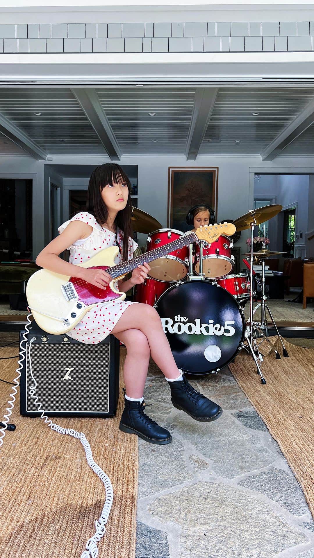 Zooey Miyoshiのインスタグラム：「New song for our set @kuropizza grand opening this weekend @thelabantimall !!!! Who’s coming ? 🍕🎸🤘🏻@wearetherookie5 #wearetherookie5 #musicwithzooey」