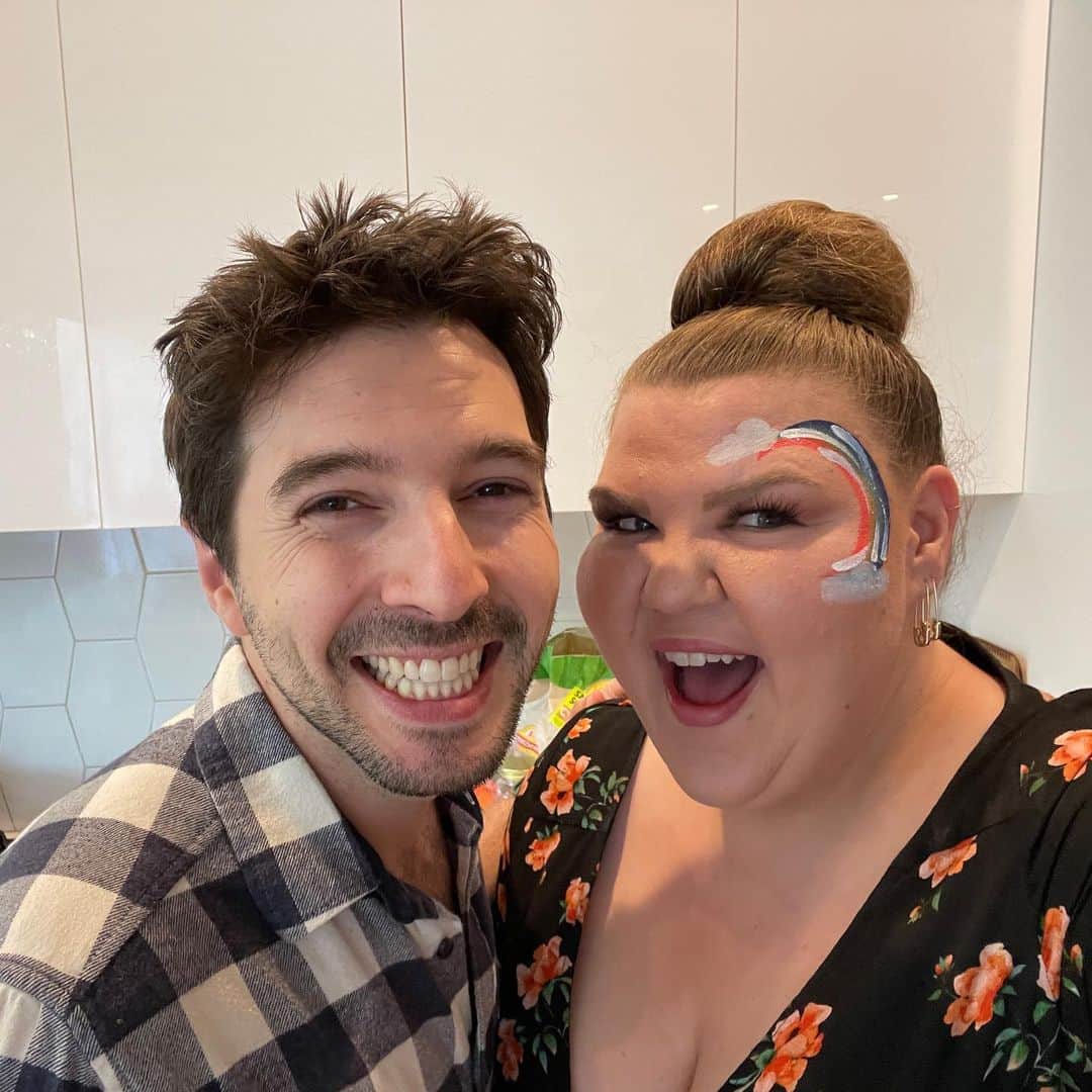 アシュリー・フィンクのインスタグラム：「Happy birthday to my B1 @robaguire  In the last decade we’ve gone from hiking pyramids in Mexico to the snowy mountains of Vail, to eating beignets in NoLa and everywhere else in between. Countless self tapes, figuring out how to survive a global pandemic, and endless late night talks. You are the best dad, husband and friend. I’m so grateful the universe brought us together. You’ve pushed me outside of my comfort zone in the best way and continue to remind me to find joy in all things. I love you to the moon and back!!! 🐝」